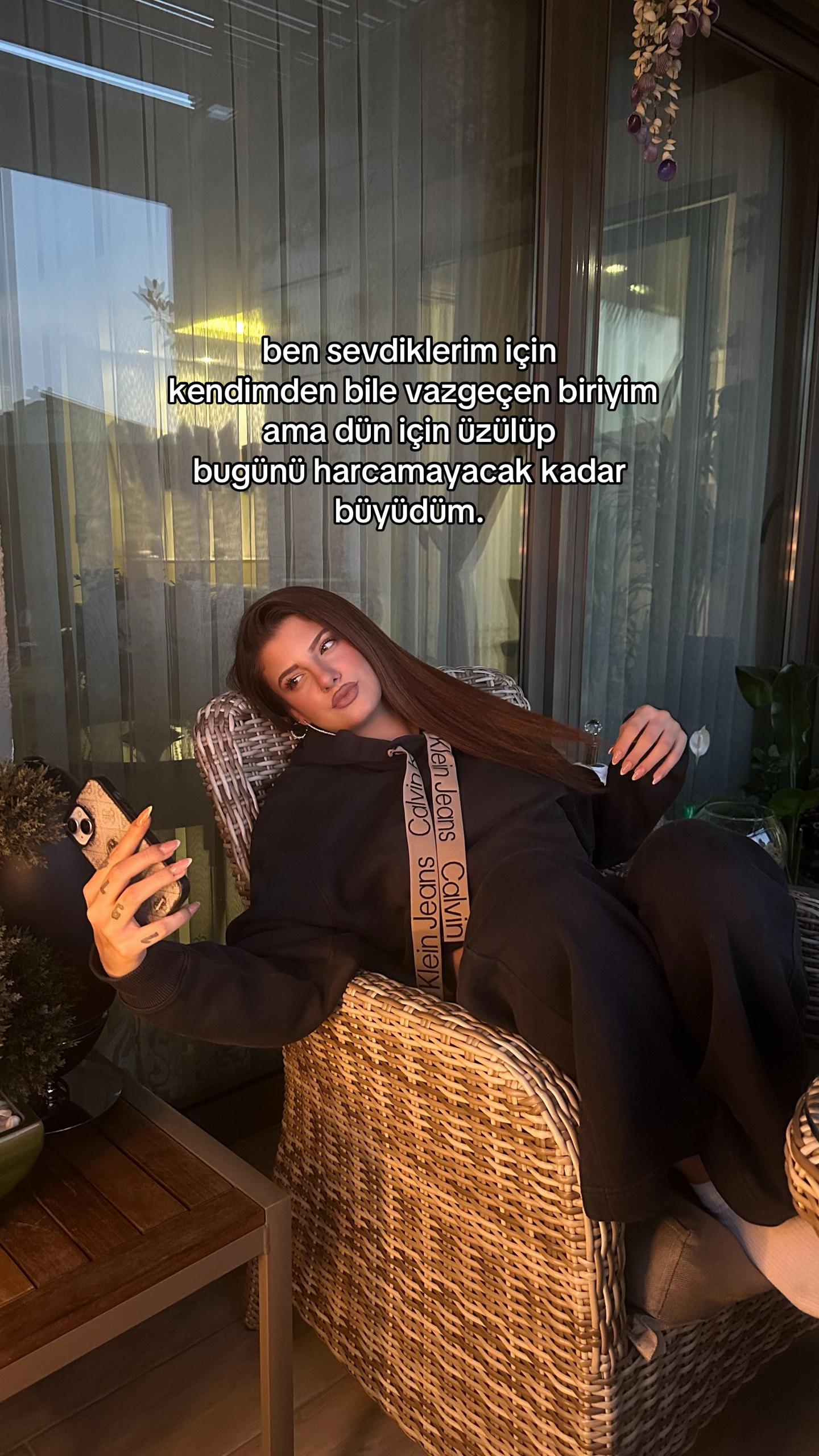 @Azra Eşref