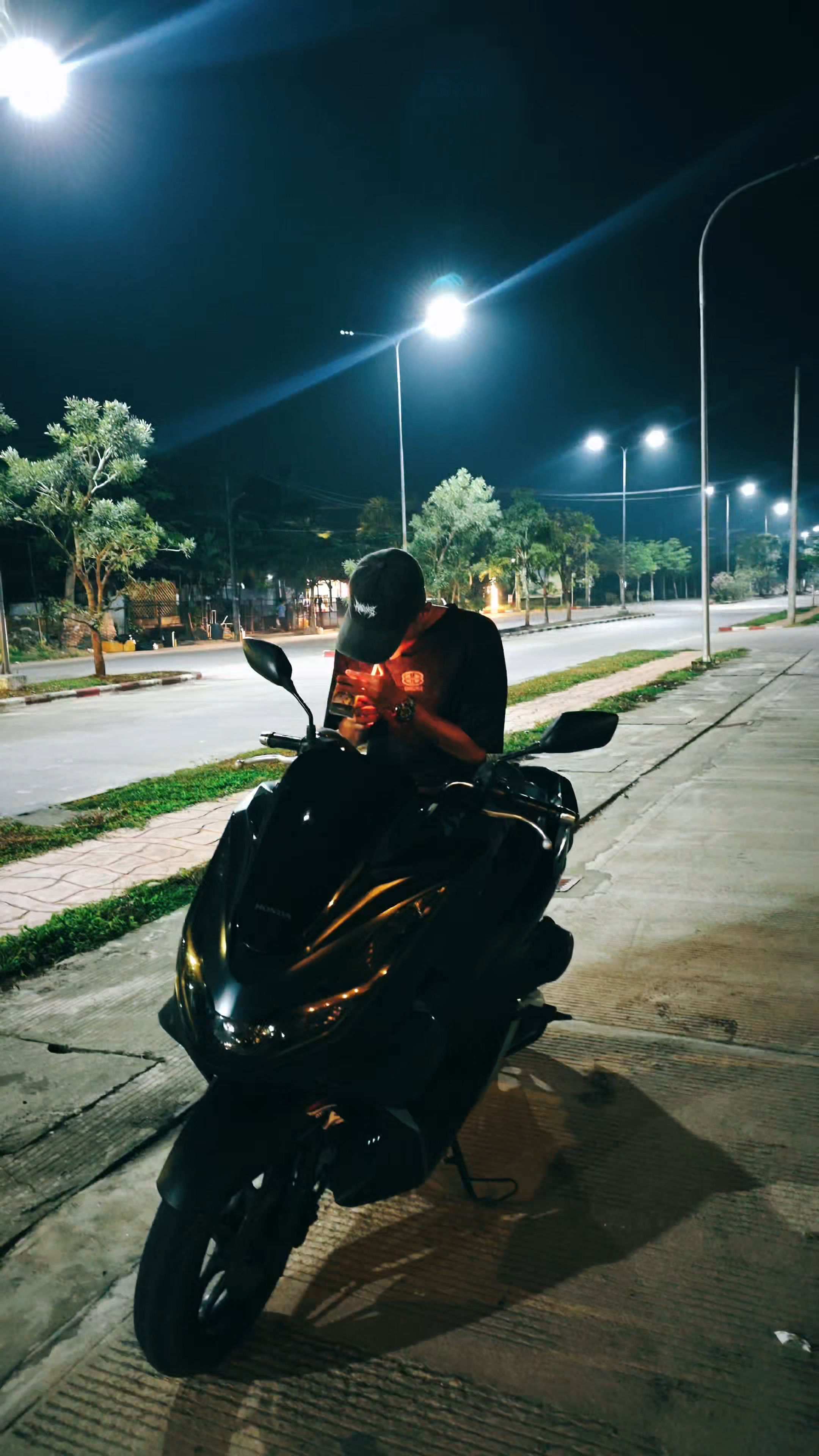 @စေတလုံး မောင်ဖုန်း🤙⚡