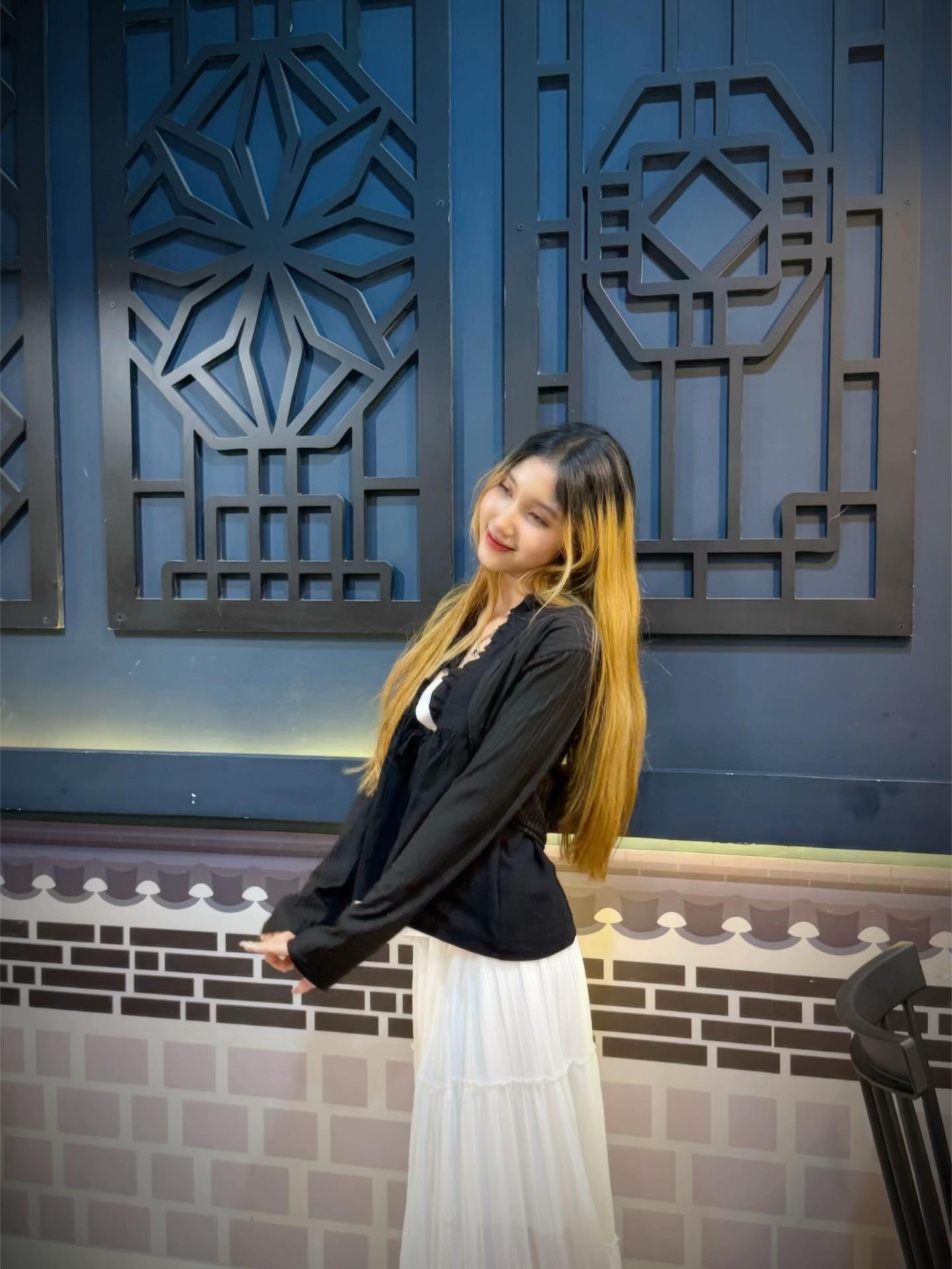 @𝐻𝑒lly