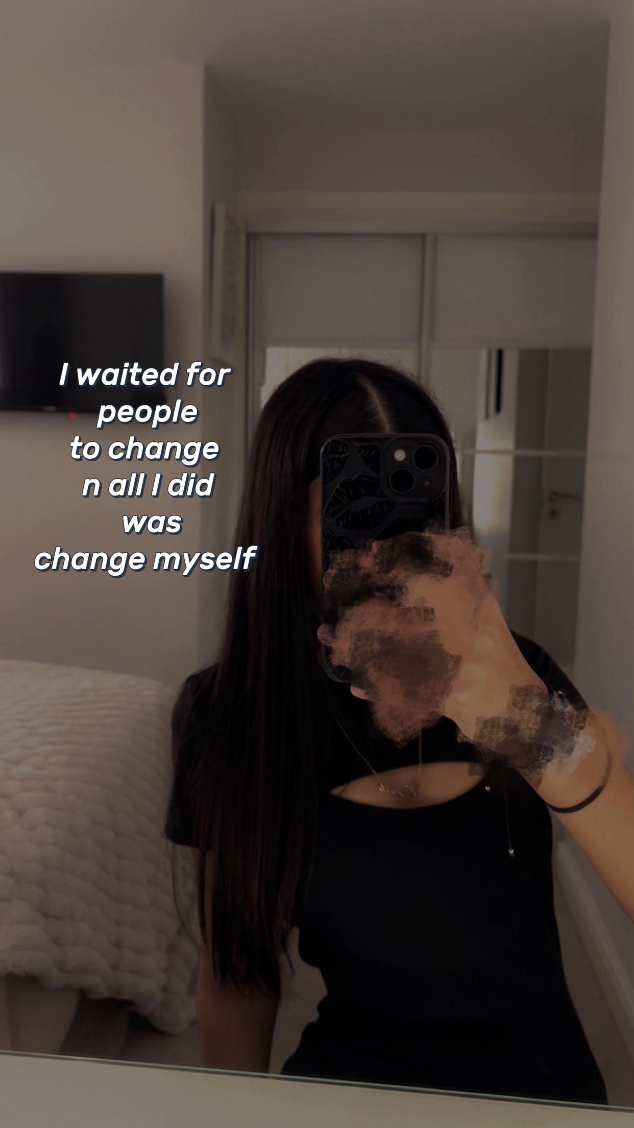 @🧘🏽&zwj;♀️
