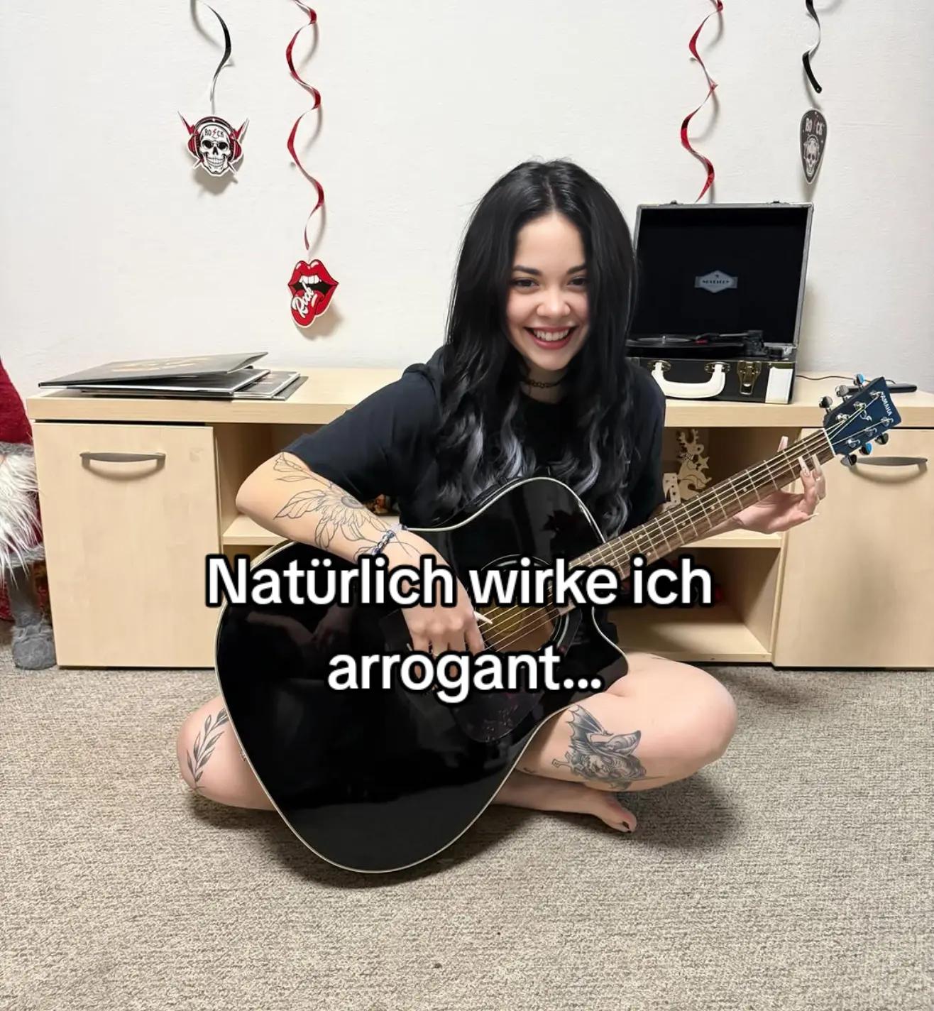 @E M I L Y 🎸