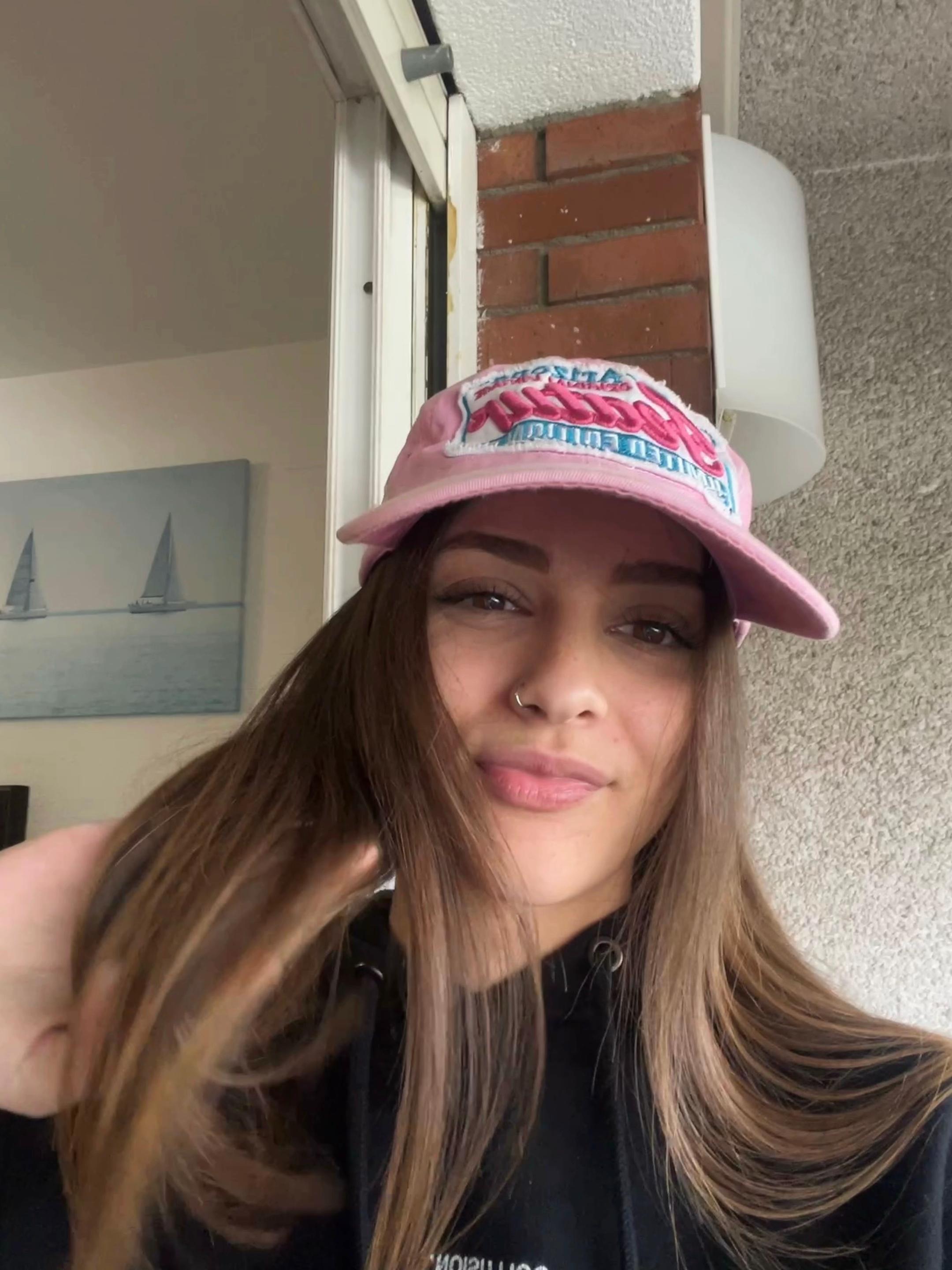 @lauracuey