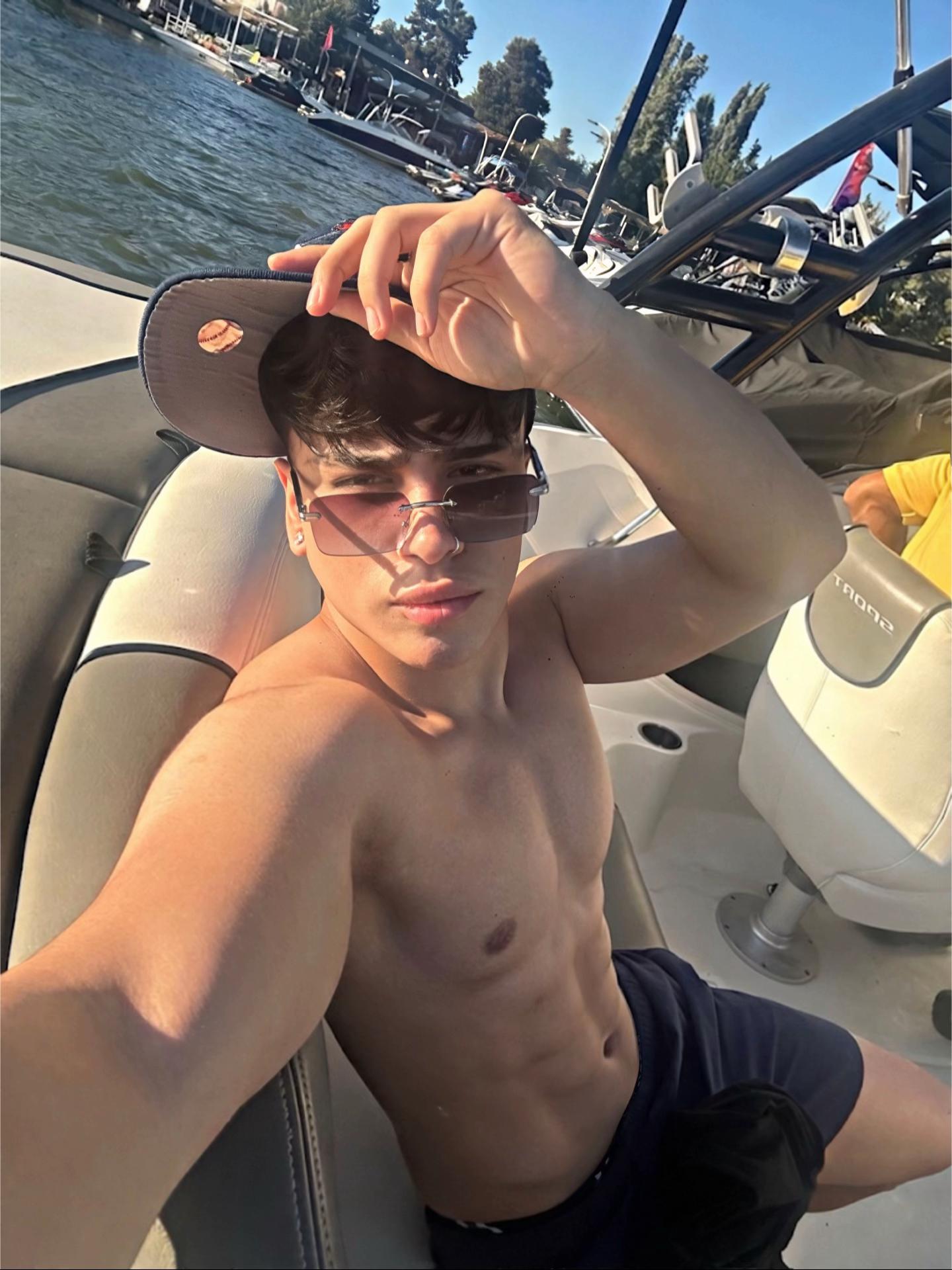 @aleeslr