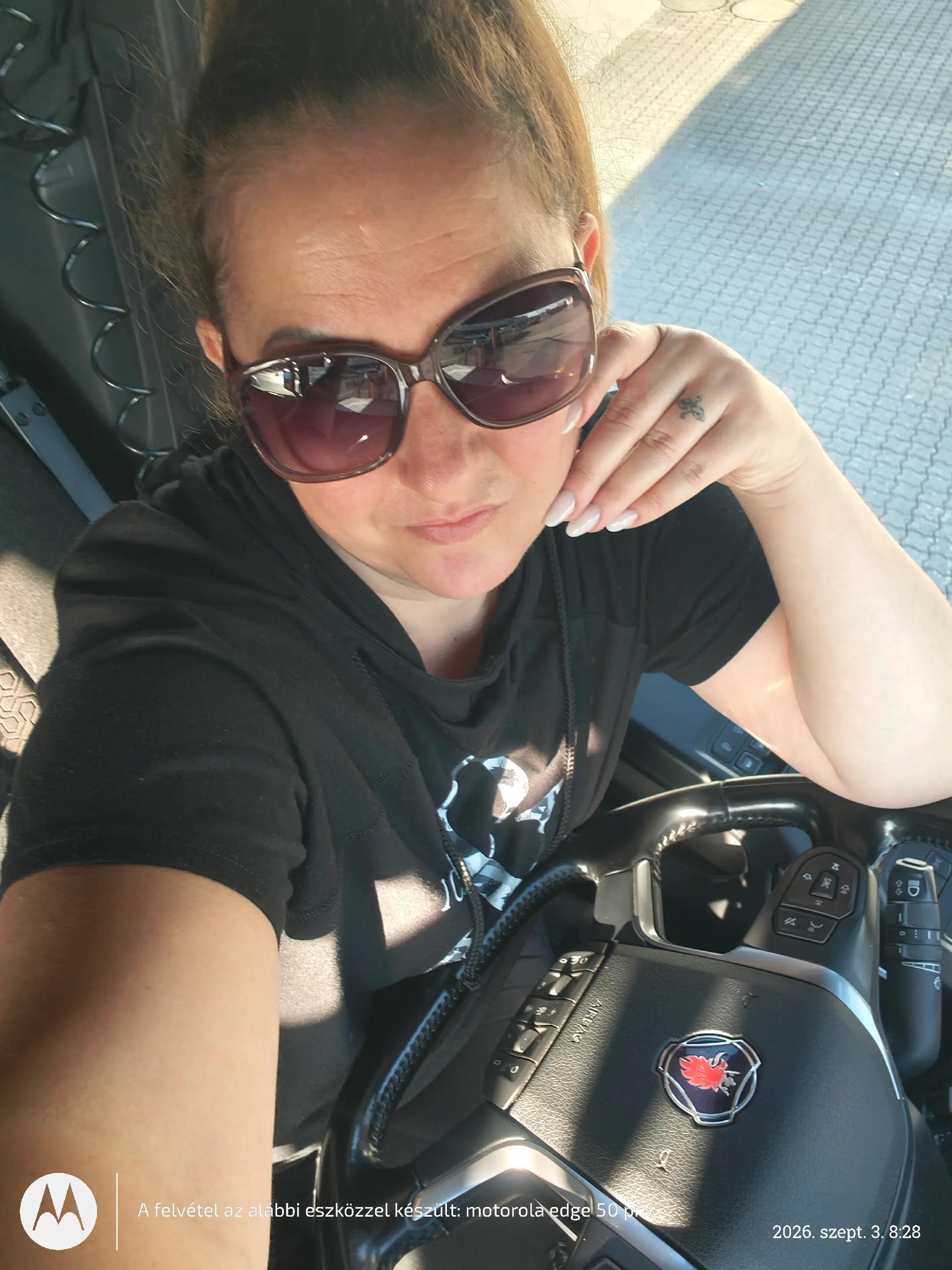@Vörösrózsa🌹🇭🇺🇨🇭