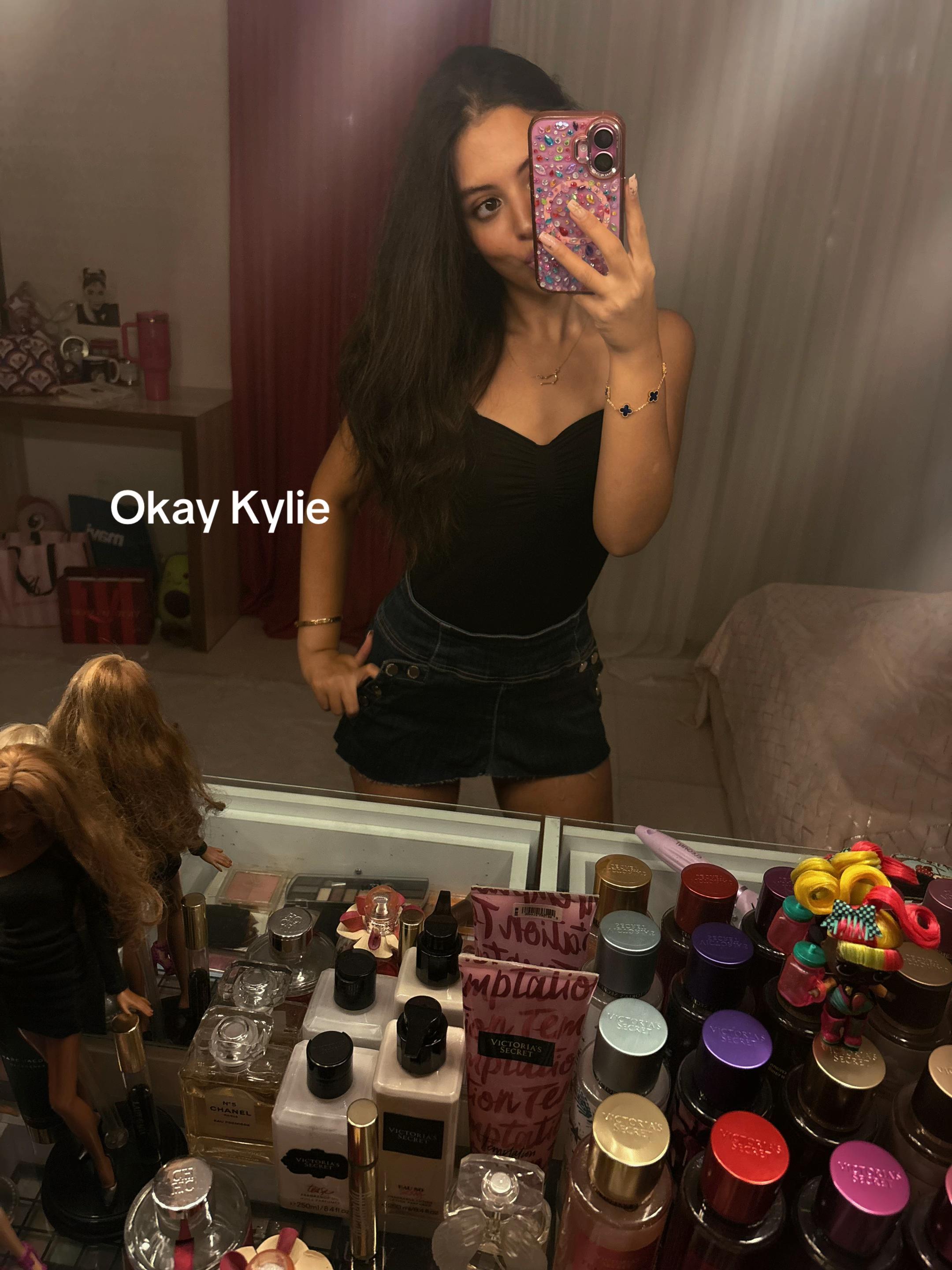 @Brunette bombshell