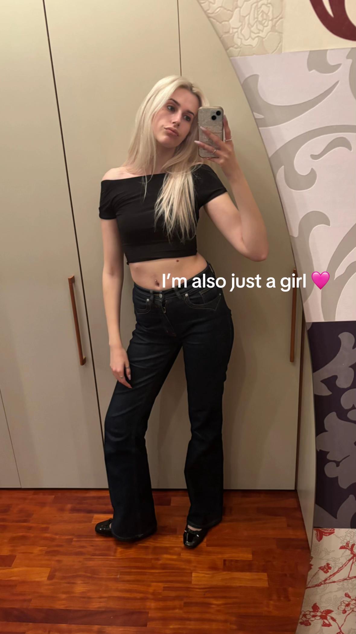 @Chiara ᥫ᭡.