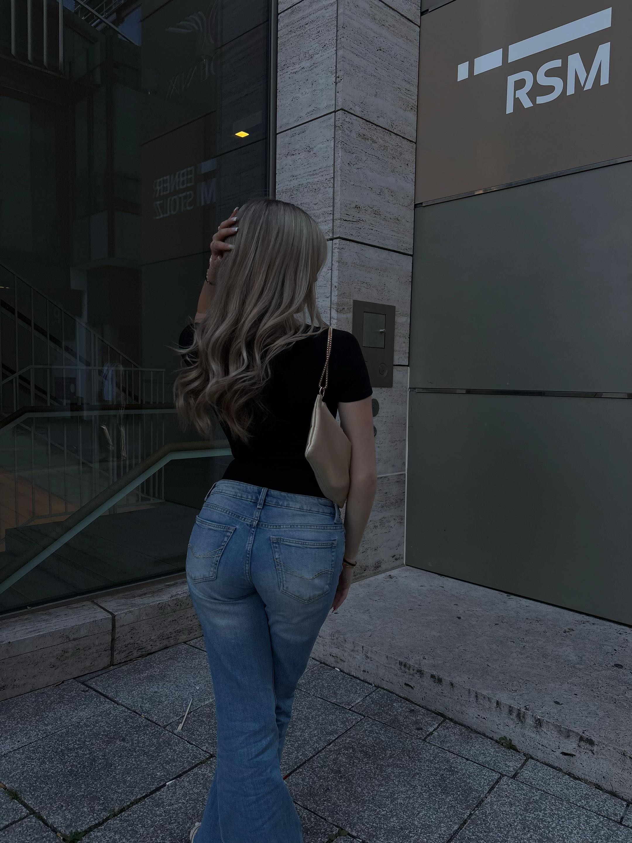 @EᗰIᒪIᗩ