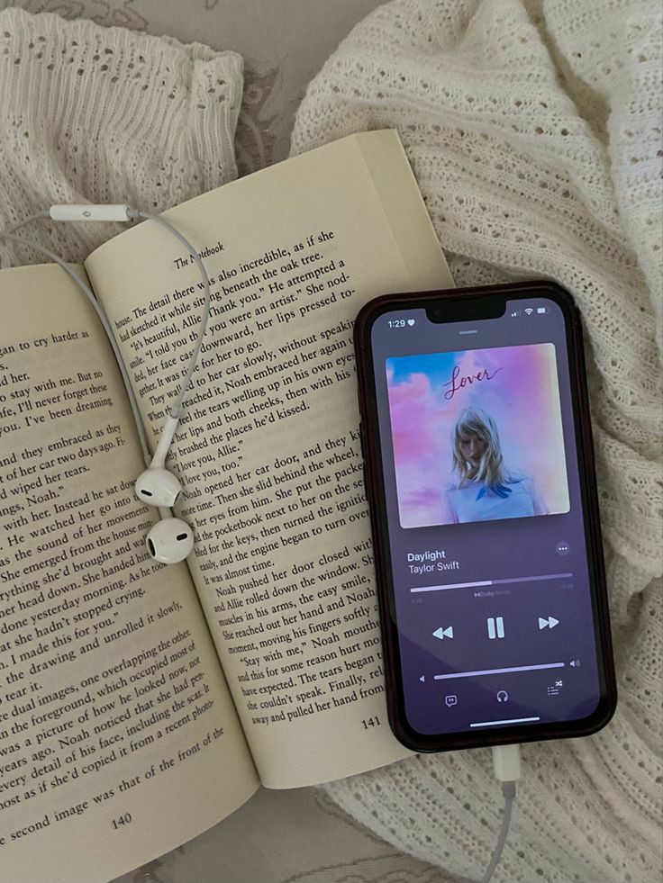 @ᛚᛆᚢᚱᛆ🖤 (Taylor's Version)