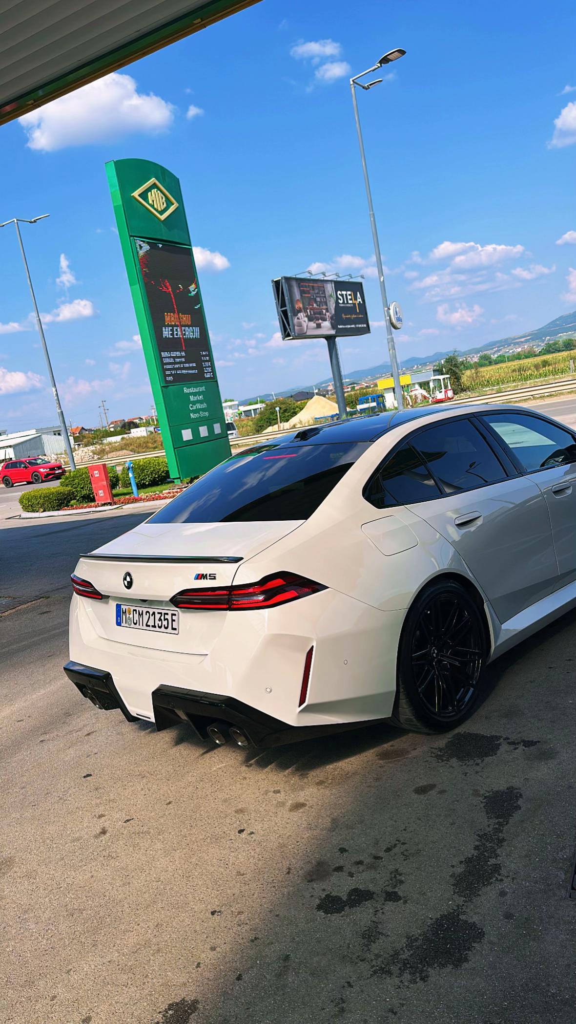 @White_BMWM5
