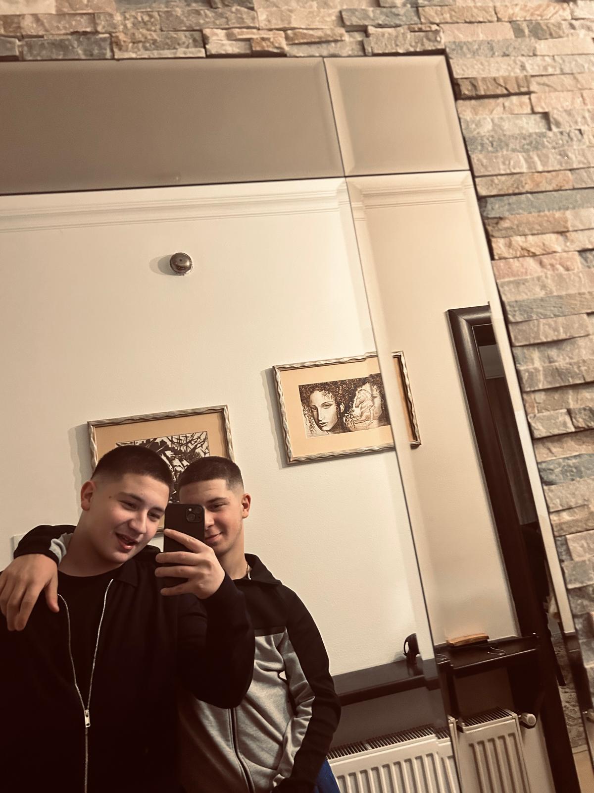 @🦍