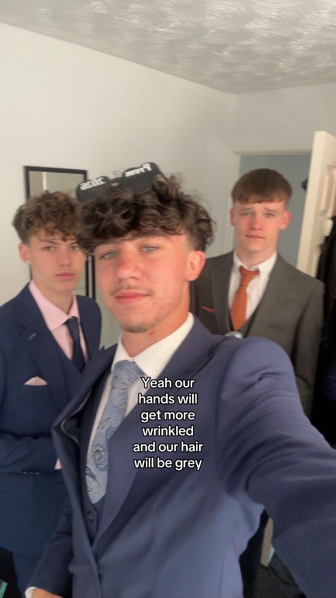 @⃟