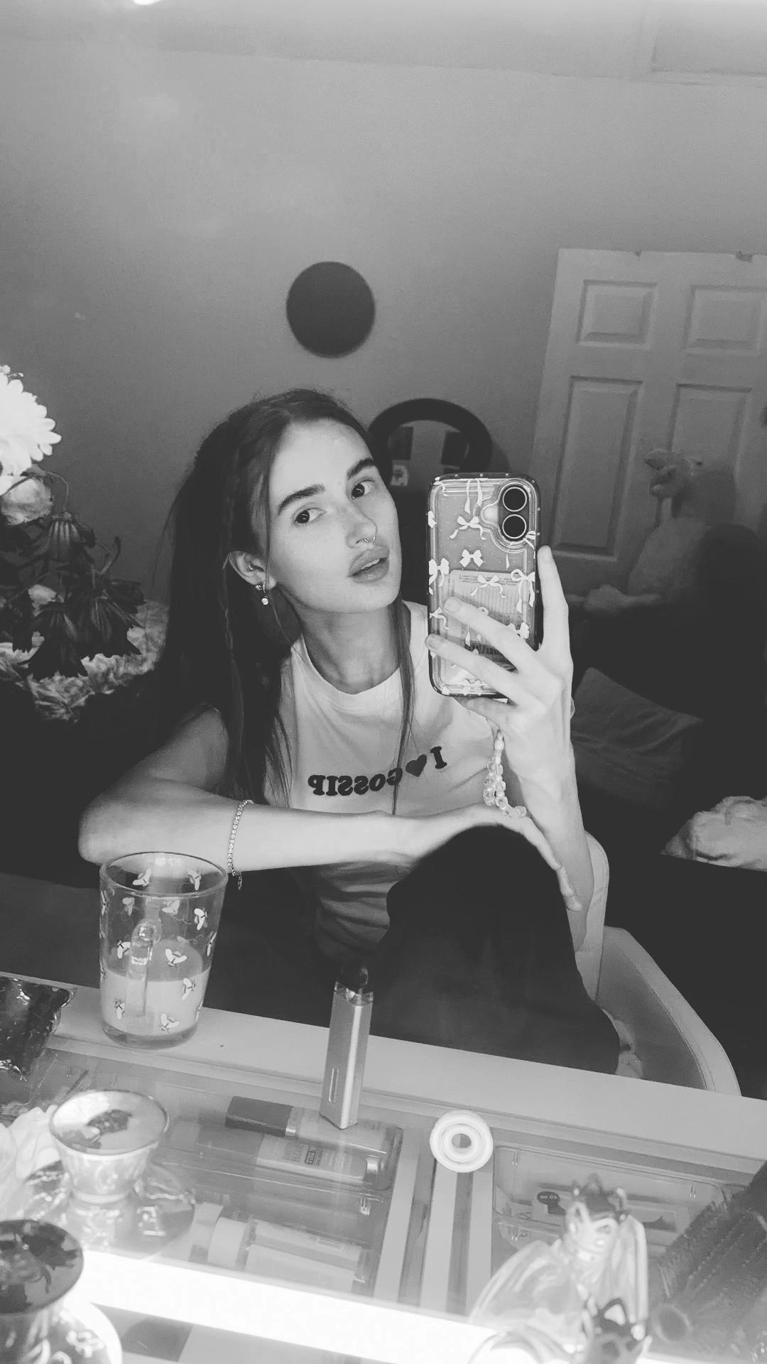 @ell 👩&zwj;❤️&zwj;💋&zwj;👩