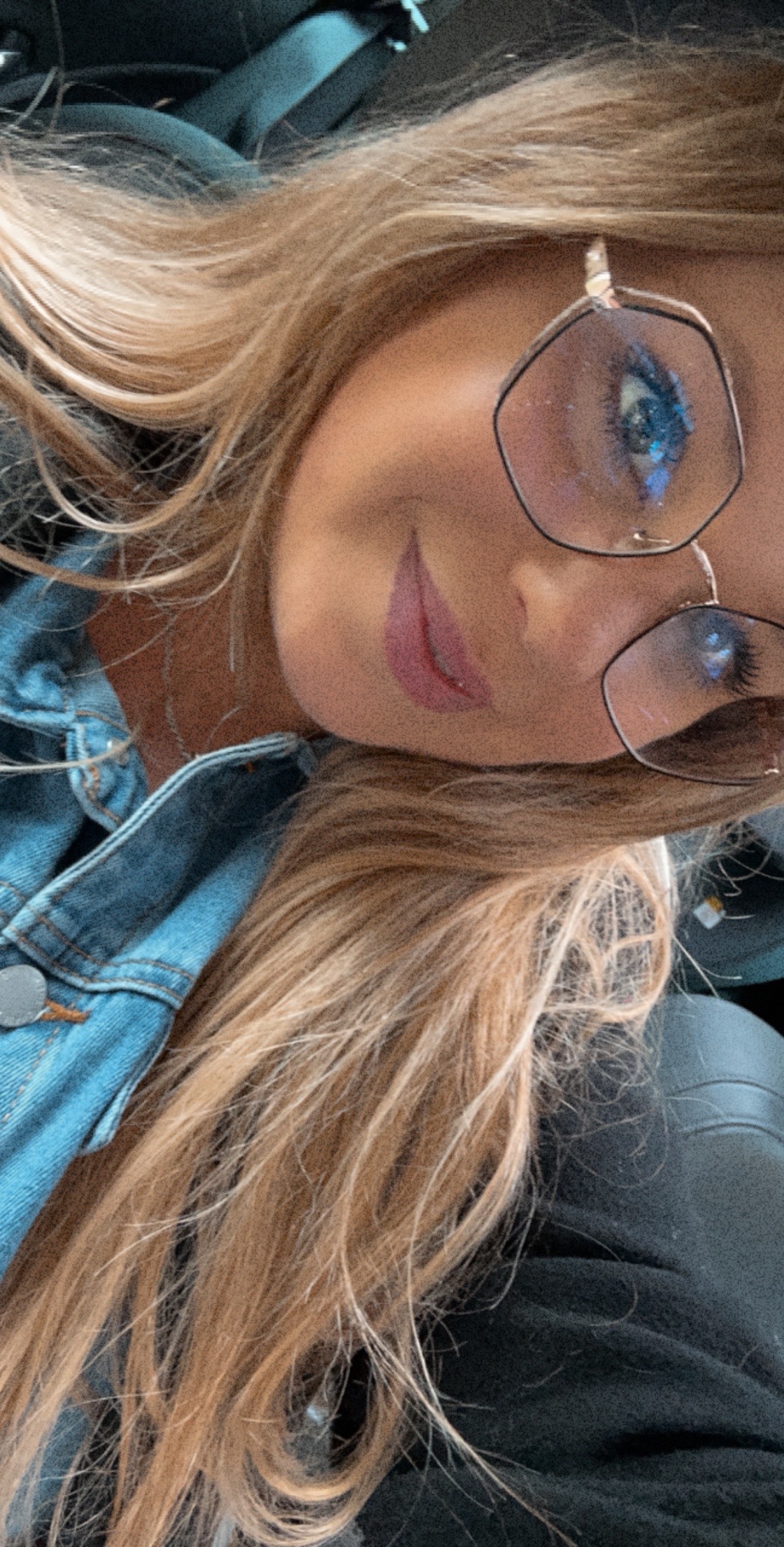 @Curvy_Laurine
