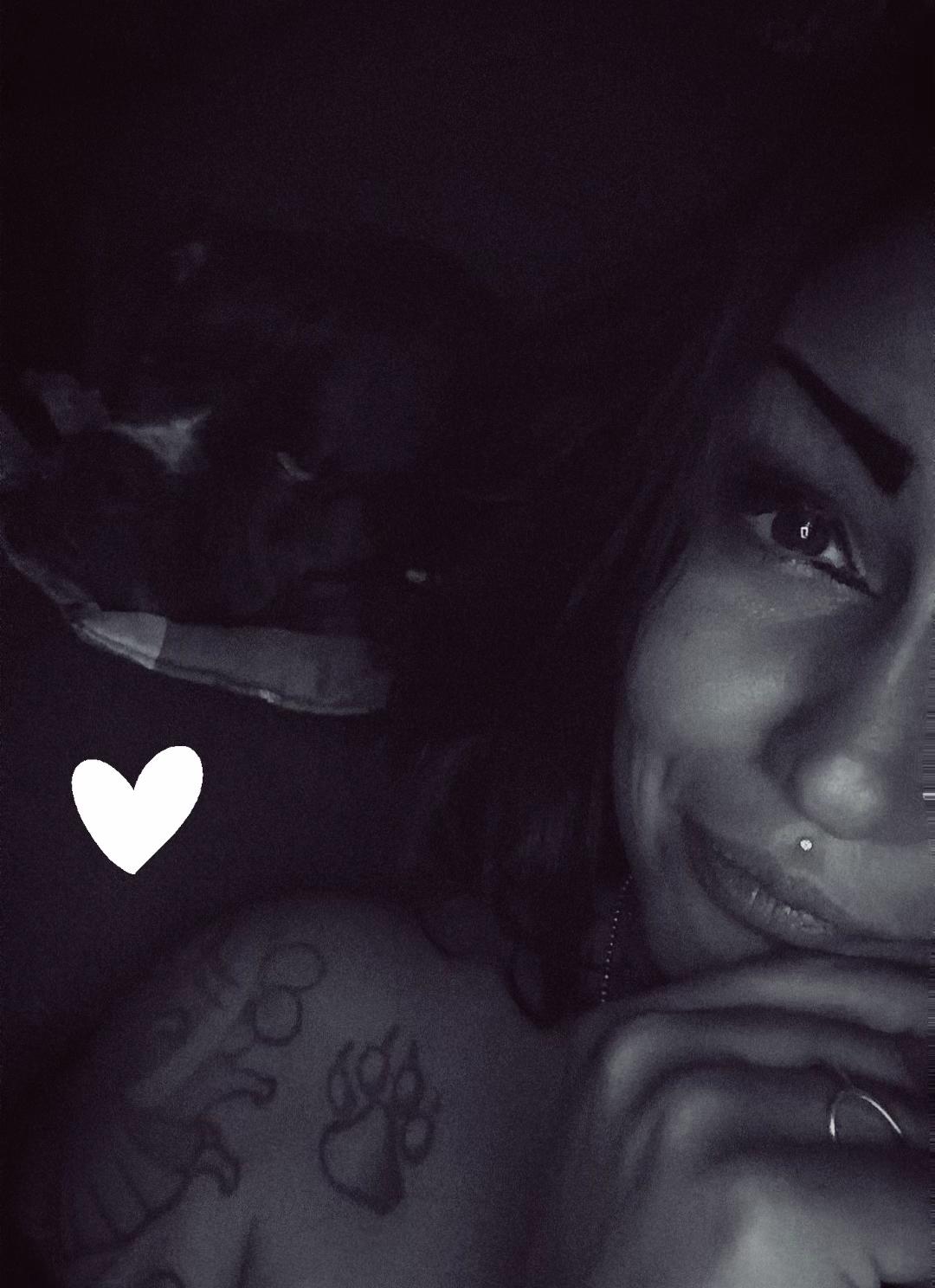 @Laura_🖤