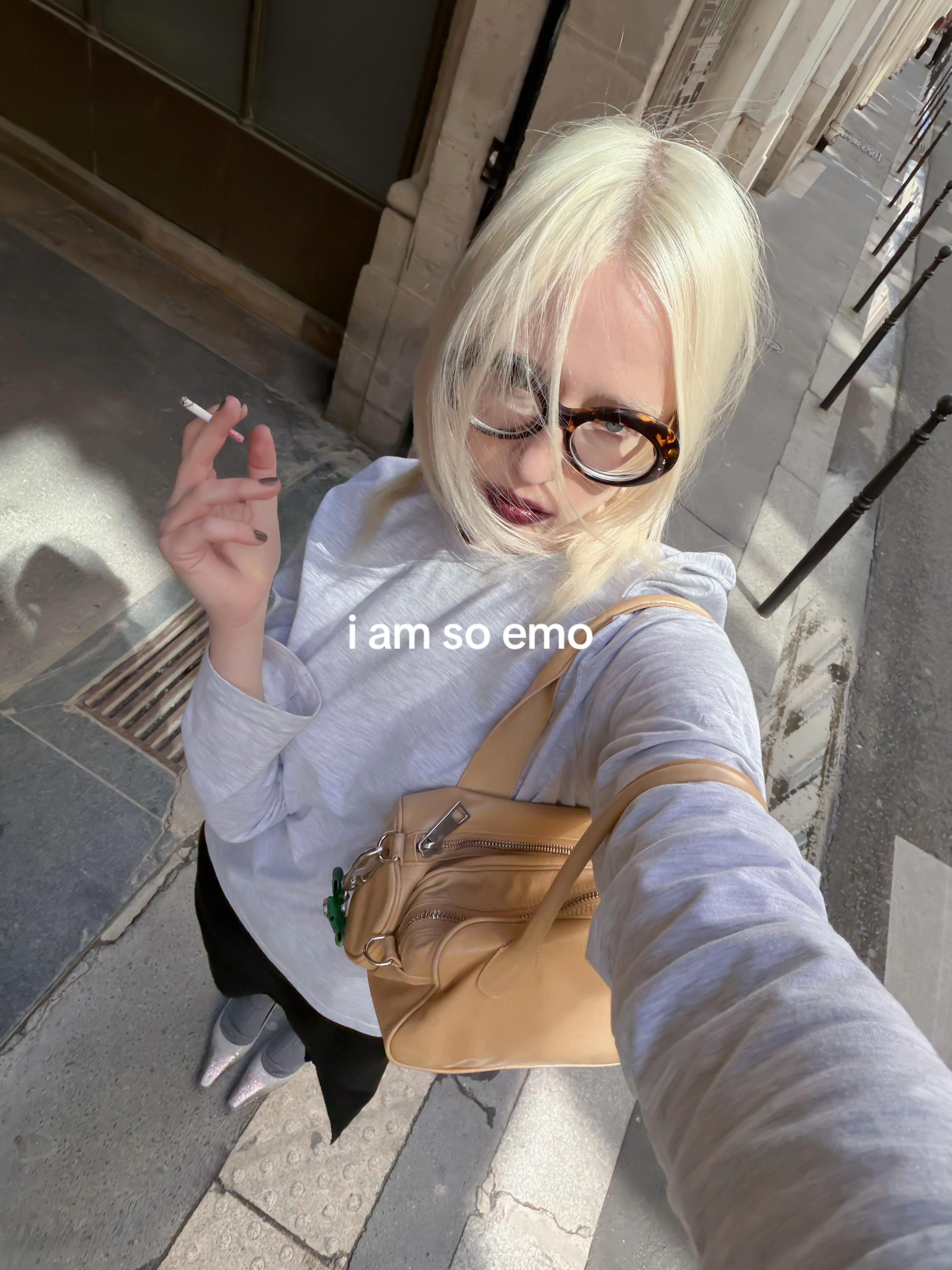 @laravioletta_