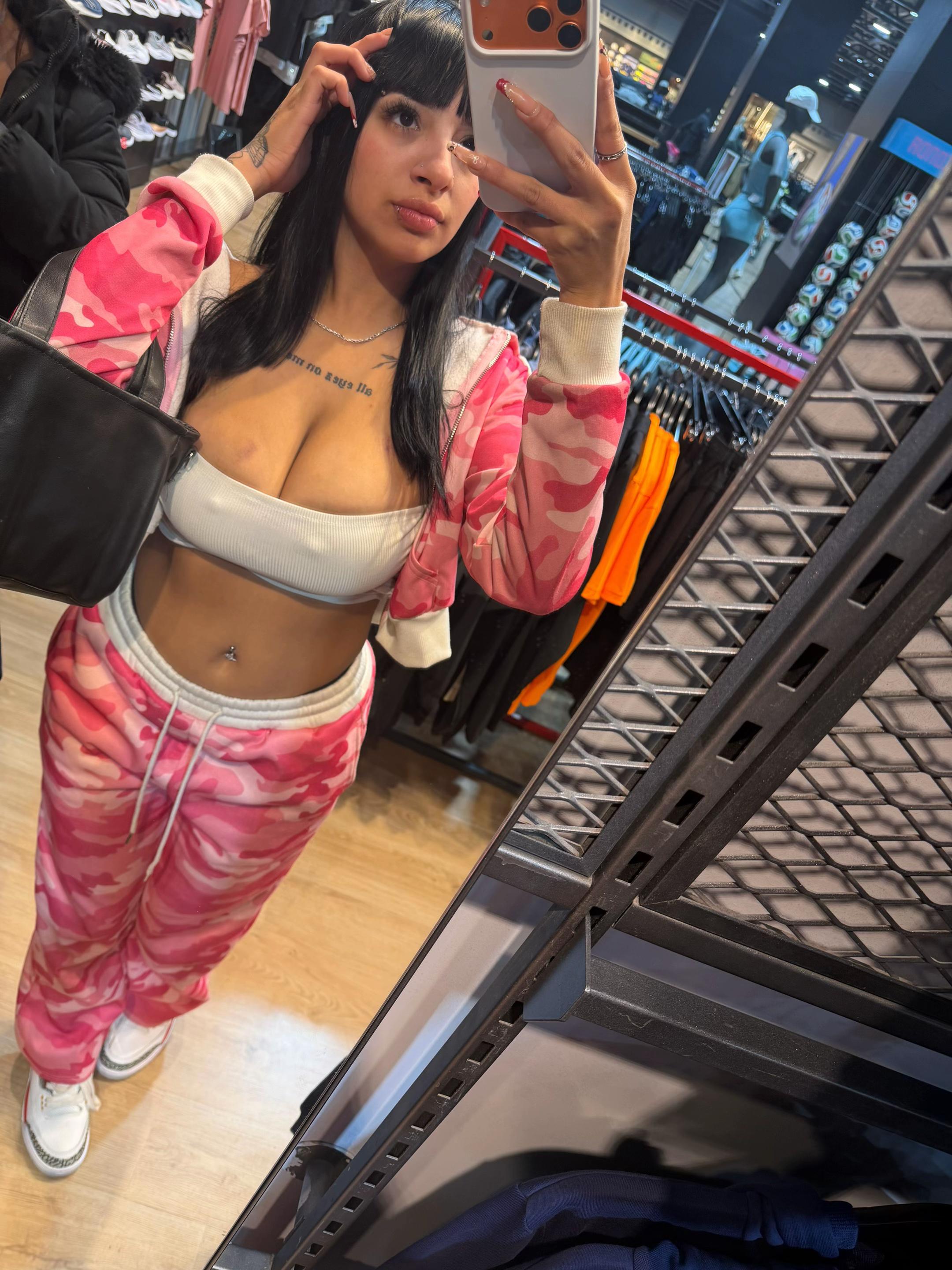 @Anaahii1