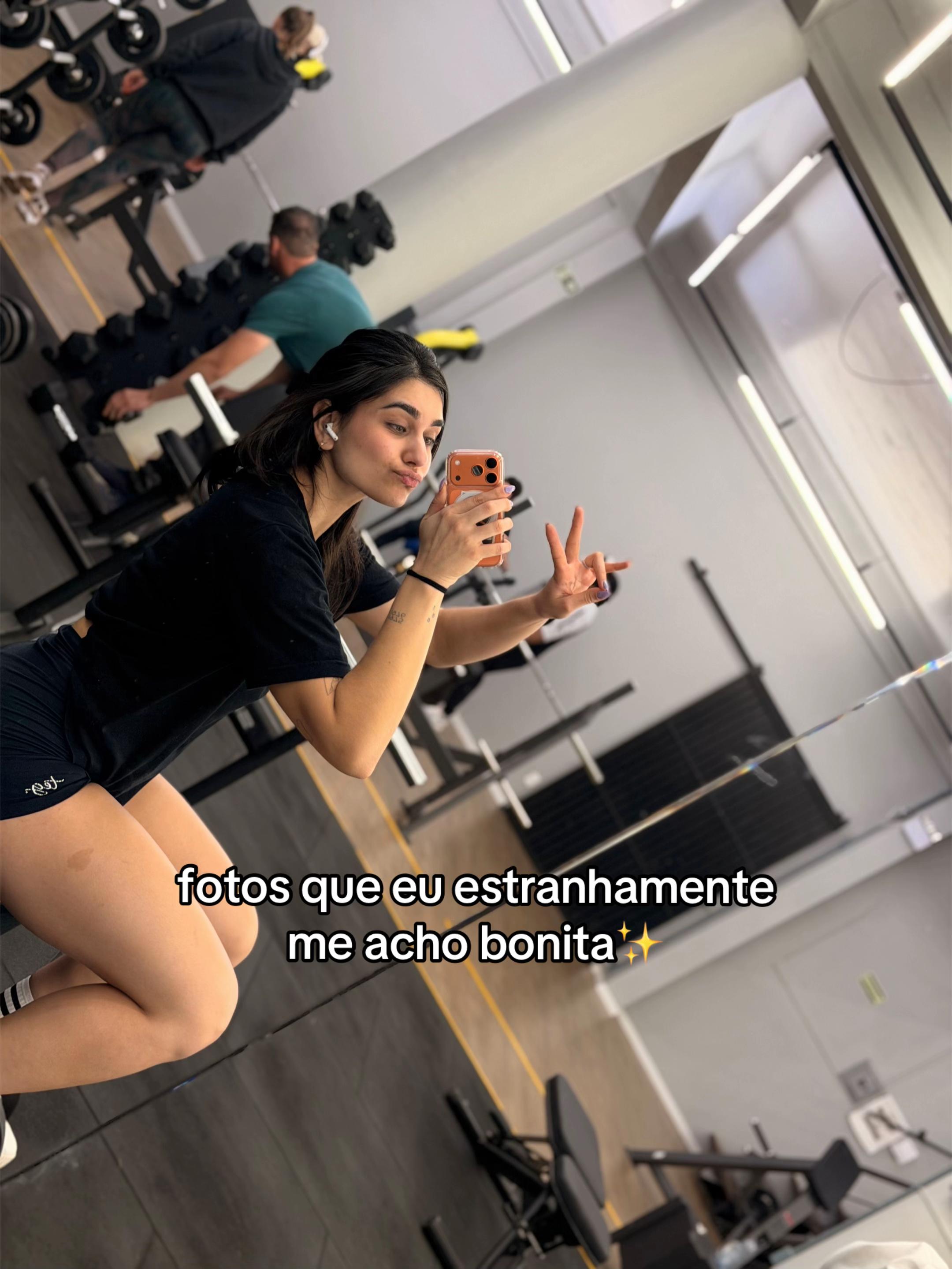 @thaissagelinger