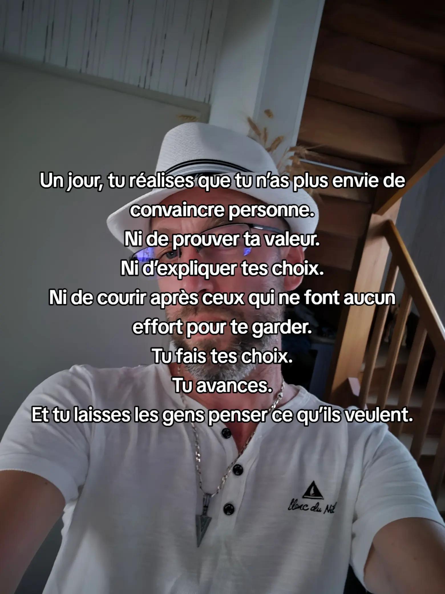 @un homme debout