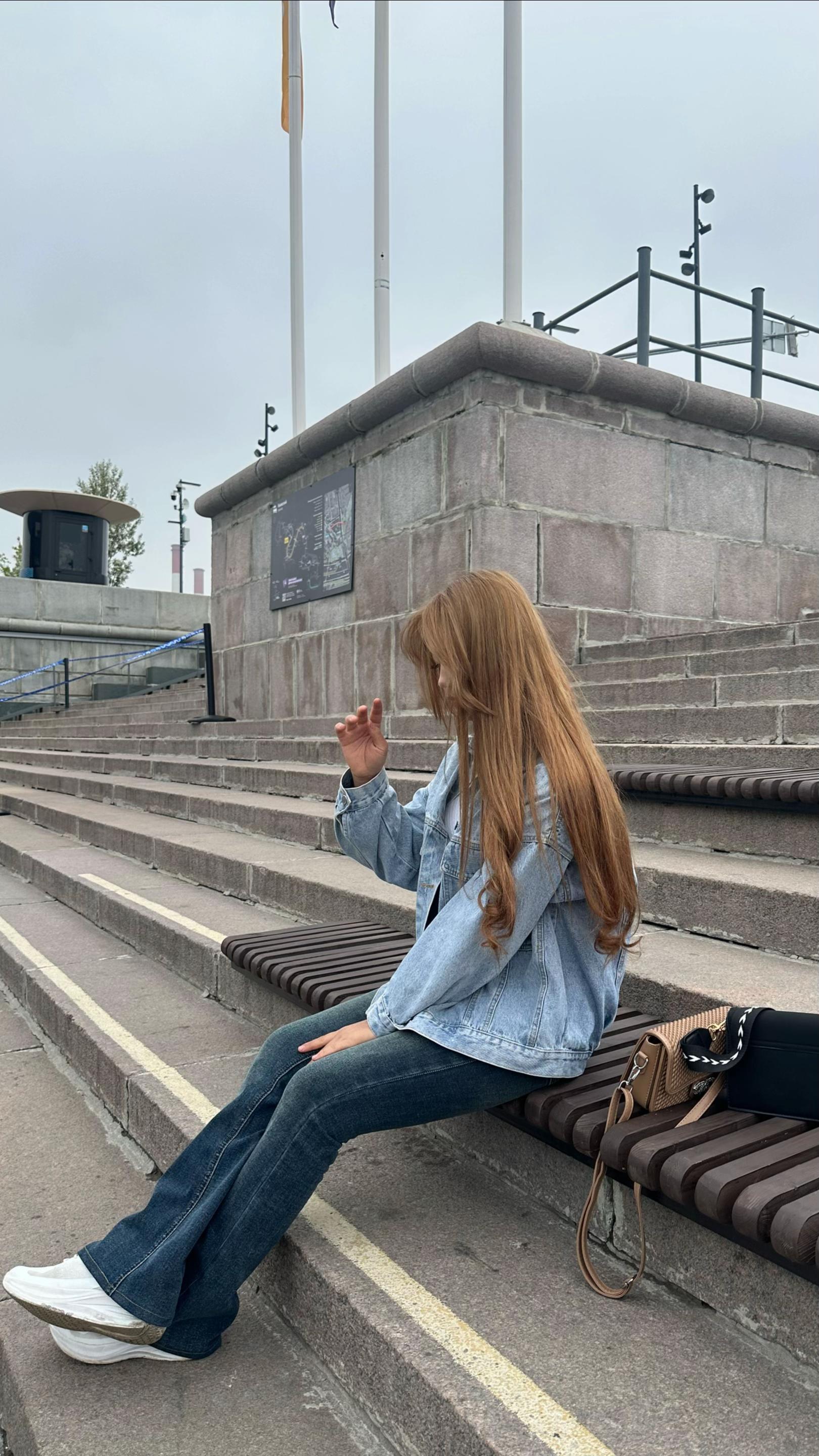 @ist.azura