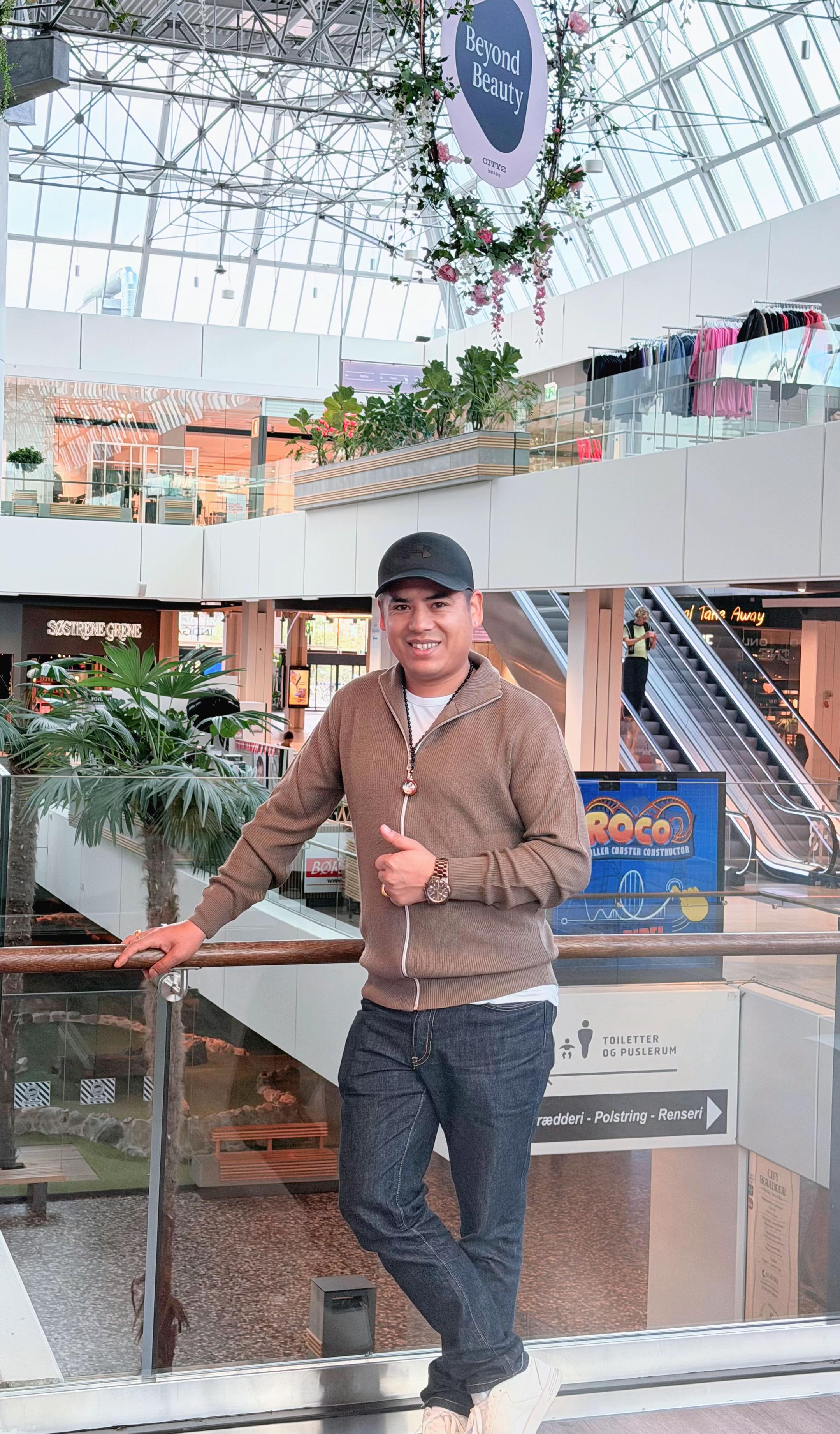 @Surya Khadka (परदेशी गायक)