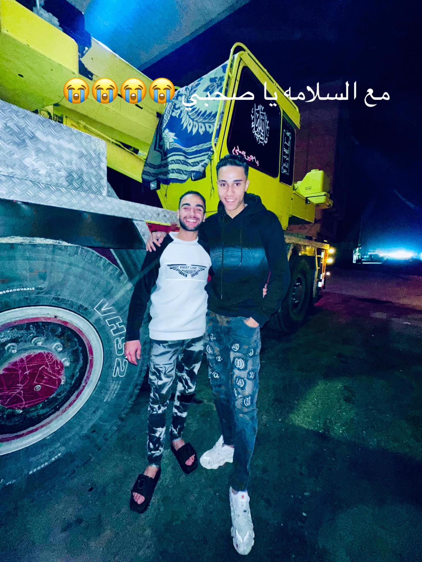 @دولفين في وسط قروش⚓🐬