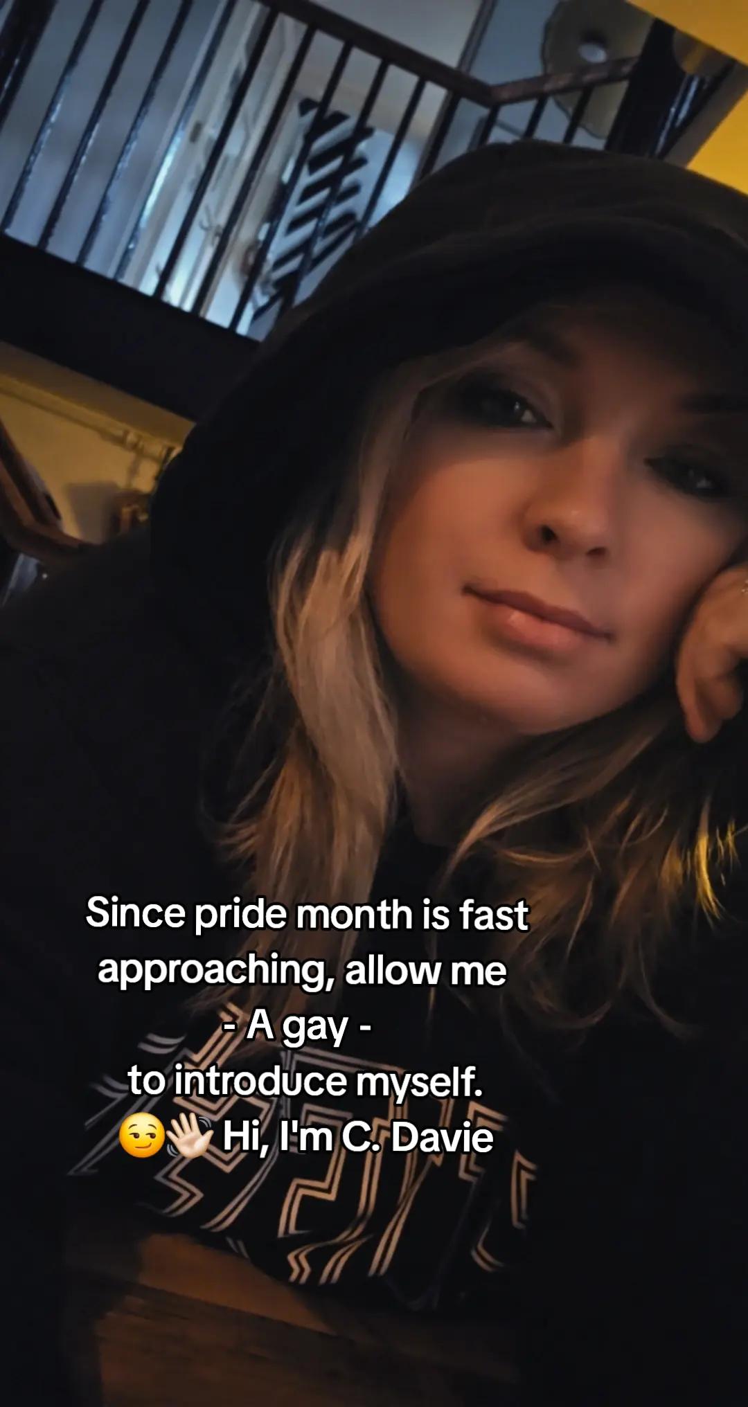 @C.C. Davie - Sapphic Author