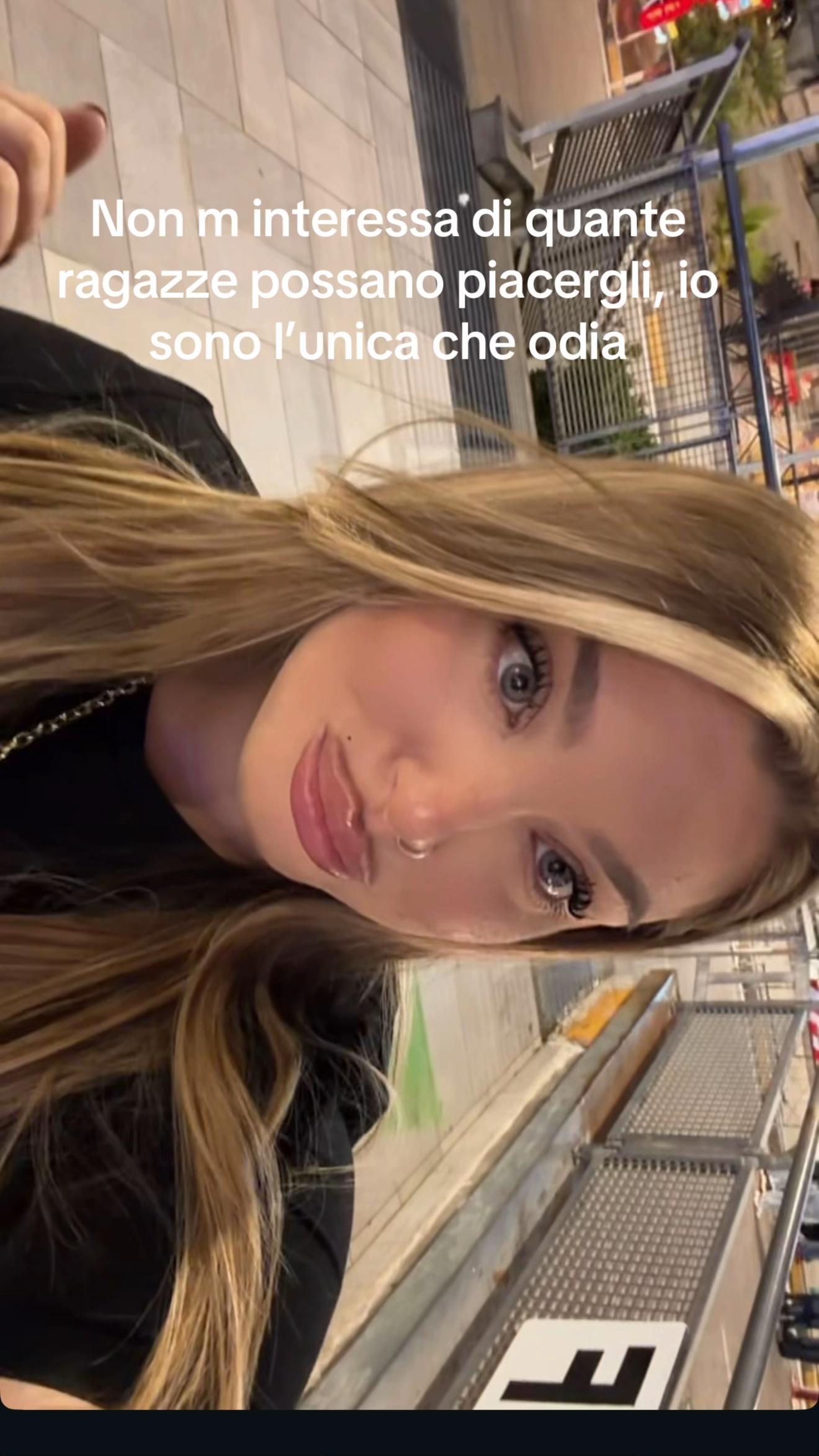 @Ross33lla__