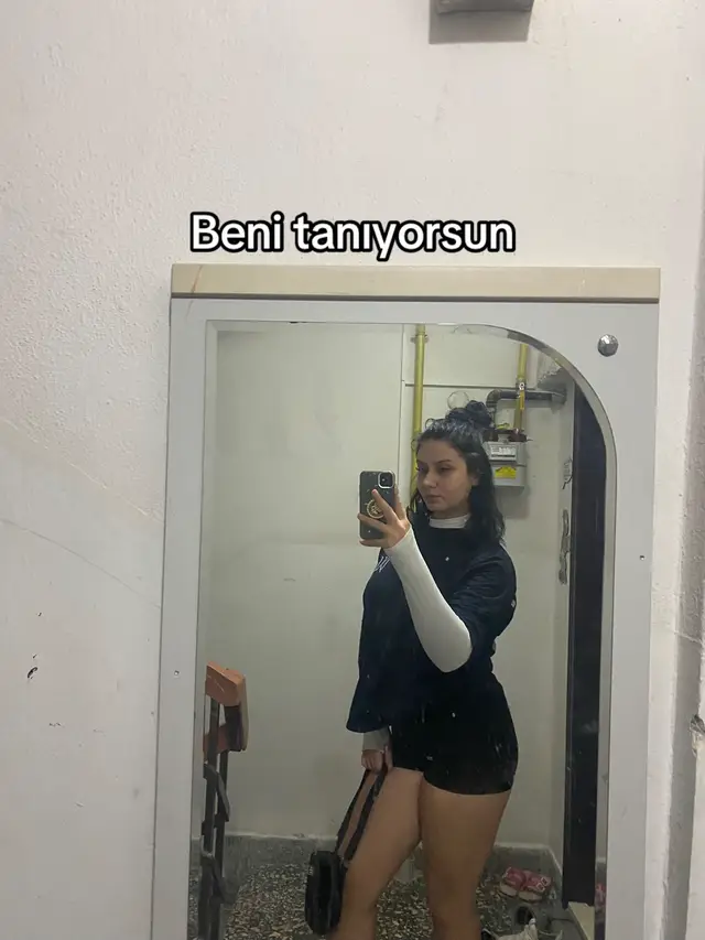 @L A U R A “ 🕷️