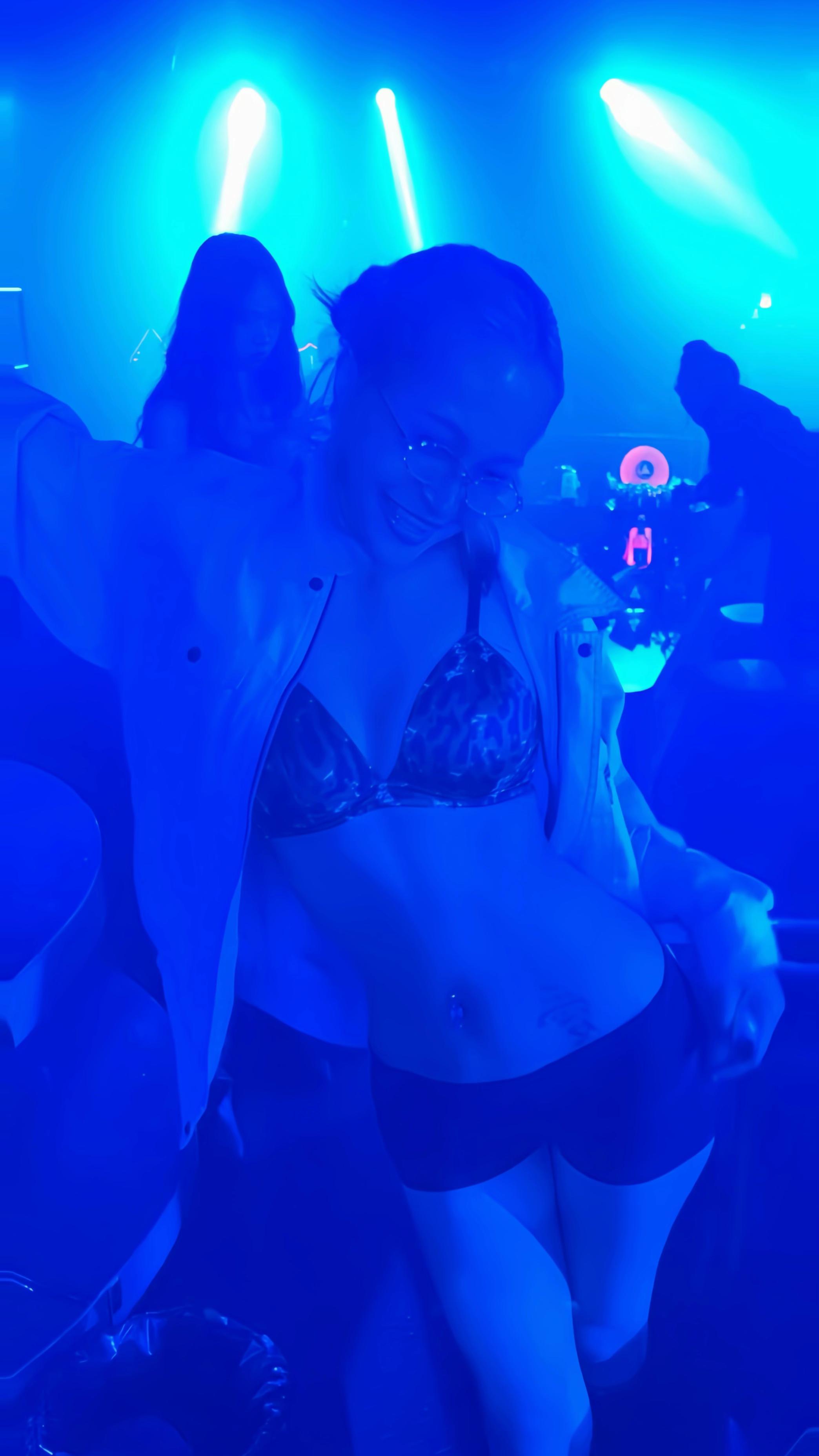 @Betsy Bombastic - ប៊េតសុី