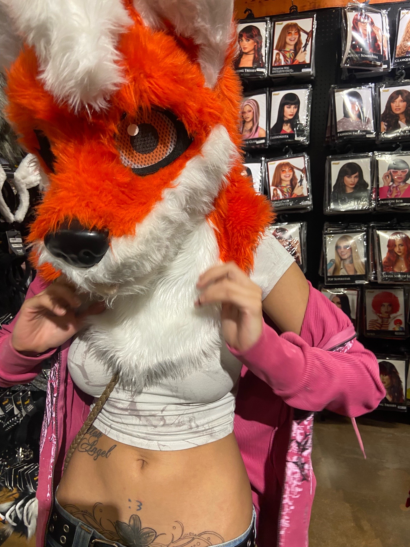 @>.<