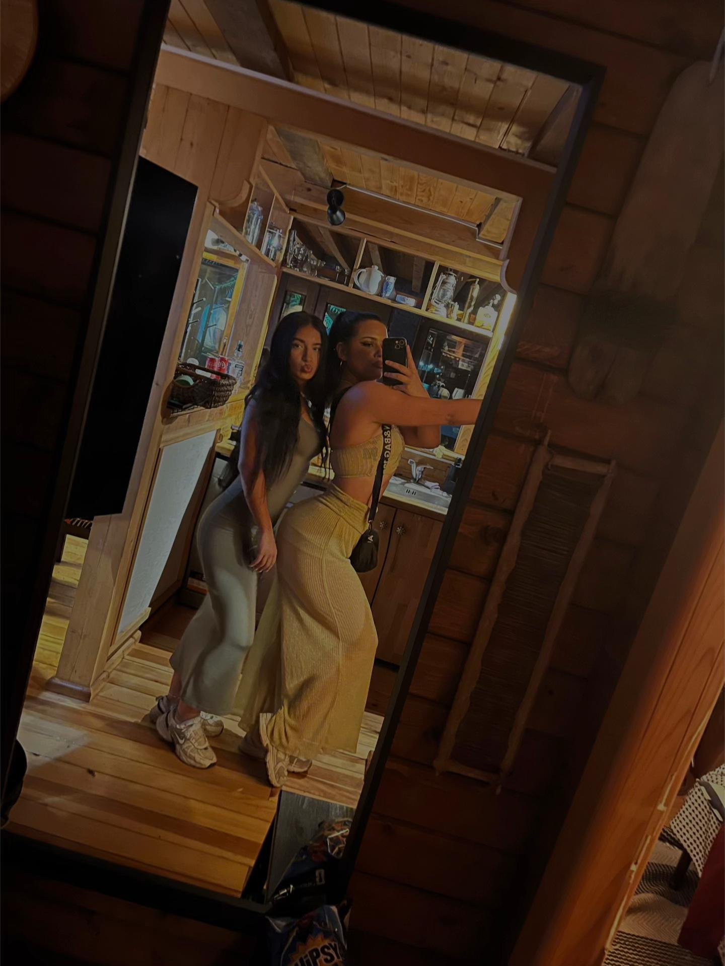 @neeveenica