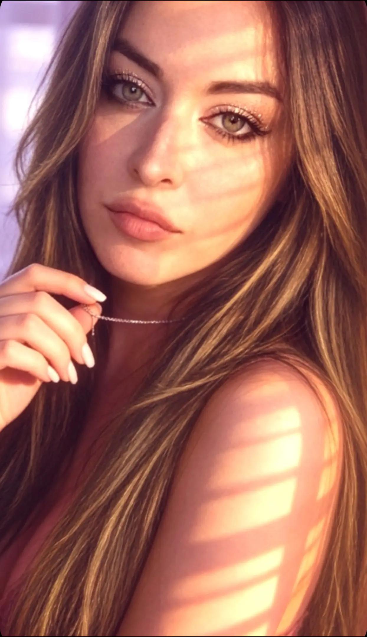 @Simona 💋. Ti segue.