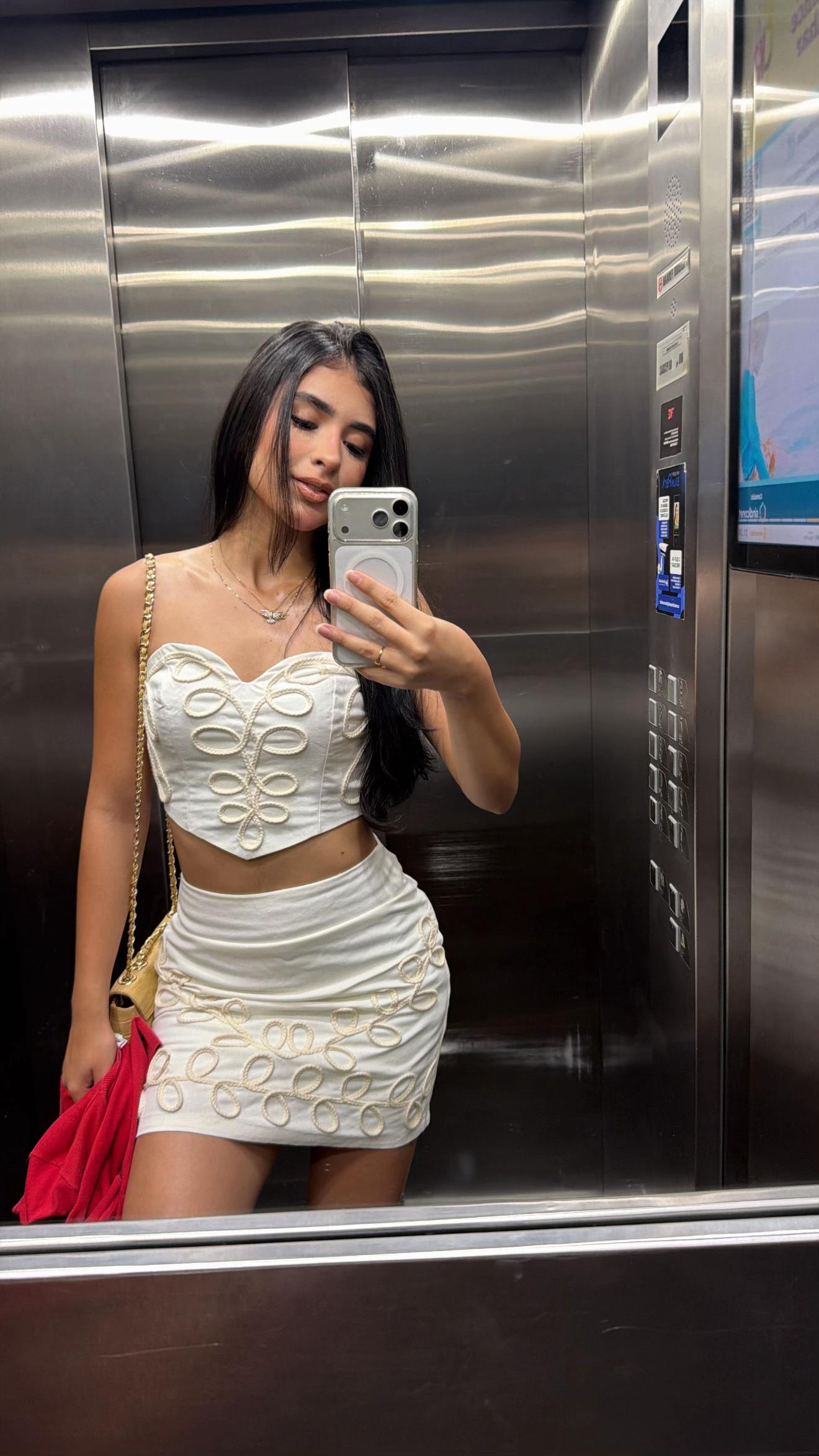 @beaqueiroz