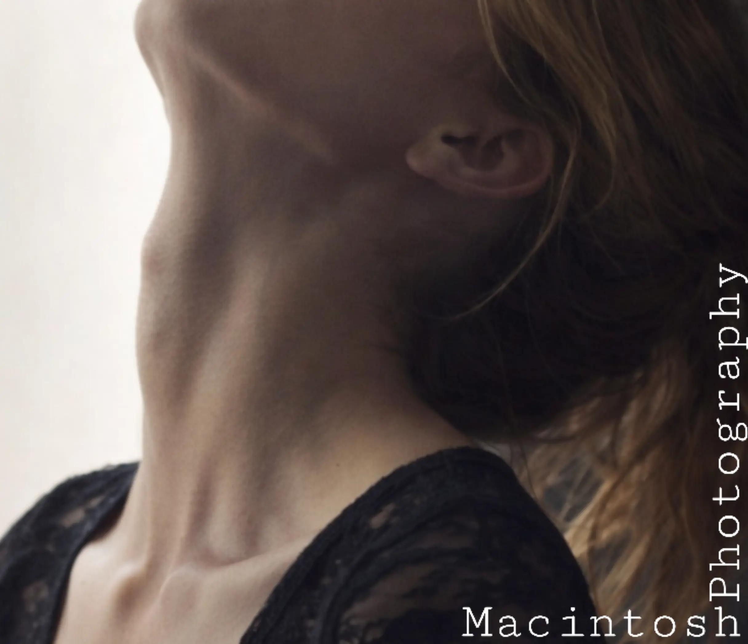 @Female_Neck_Appreciation