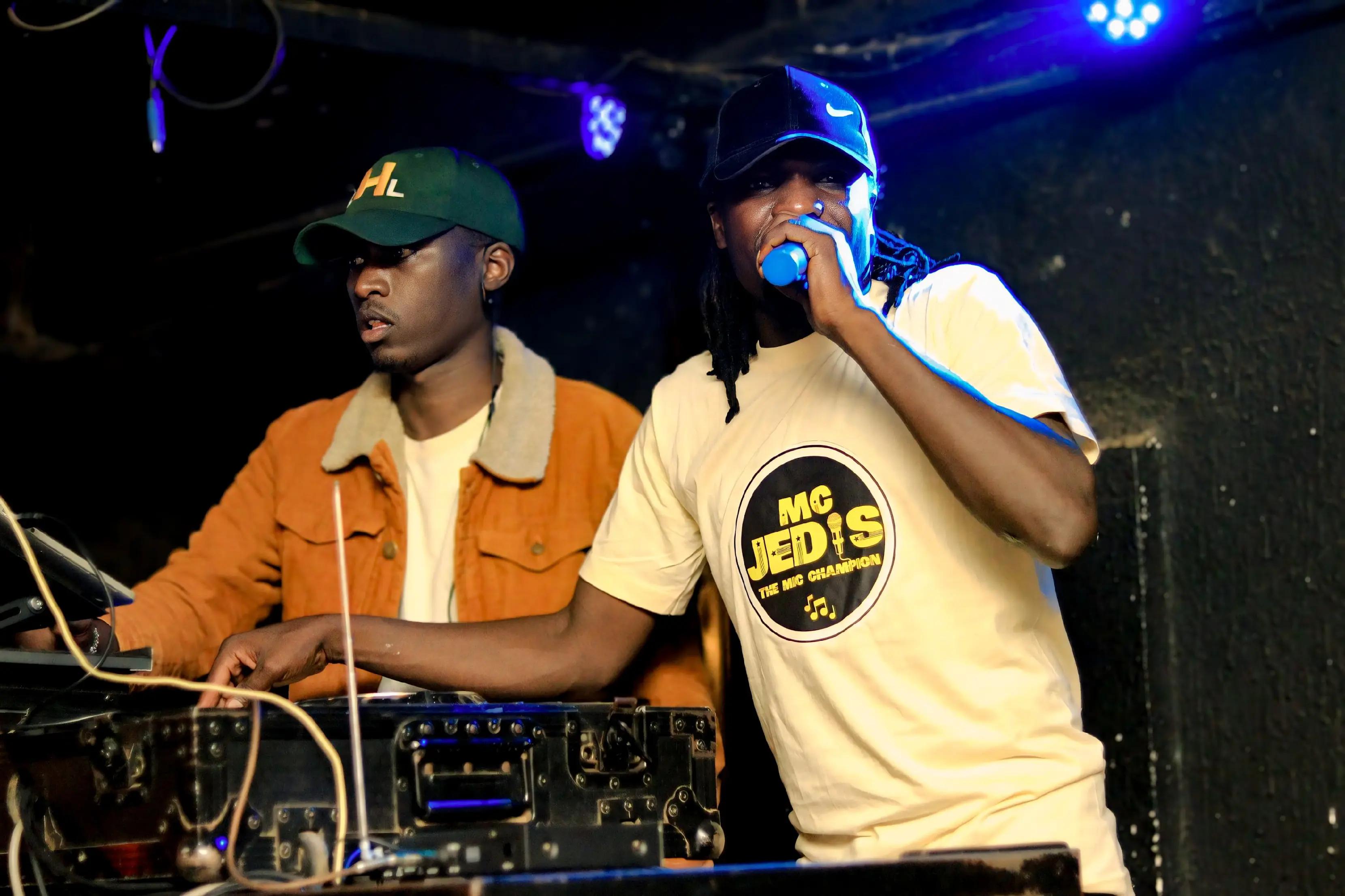 @WEEPON THE ENTERTAINER (DJ)