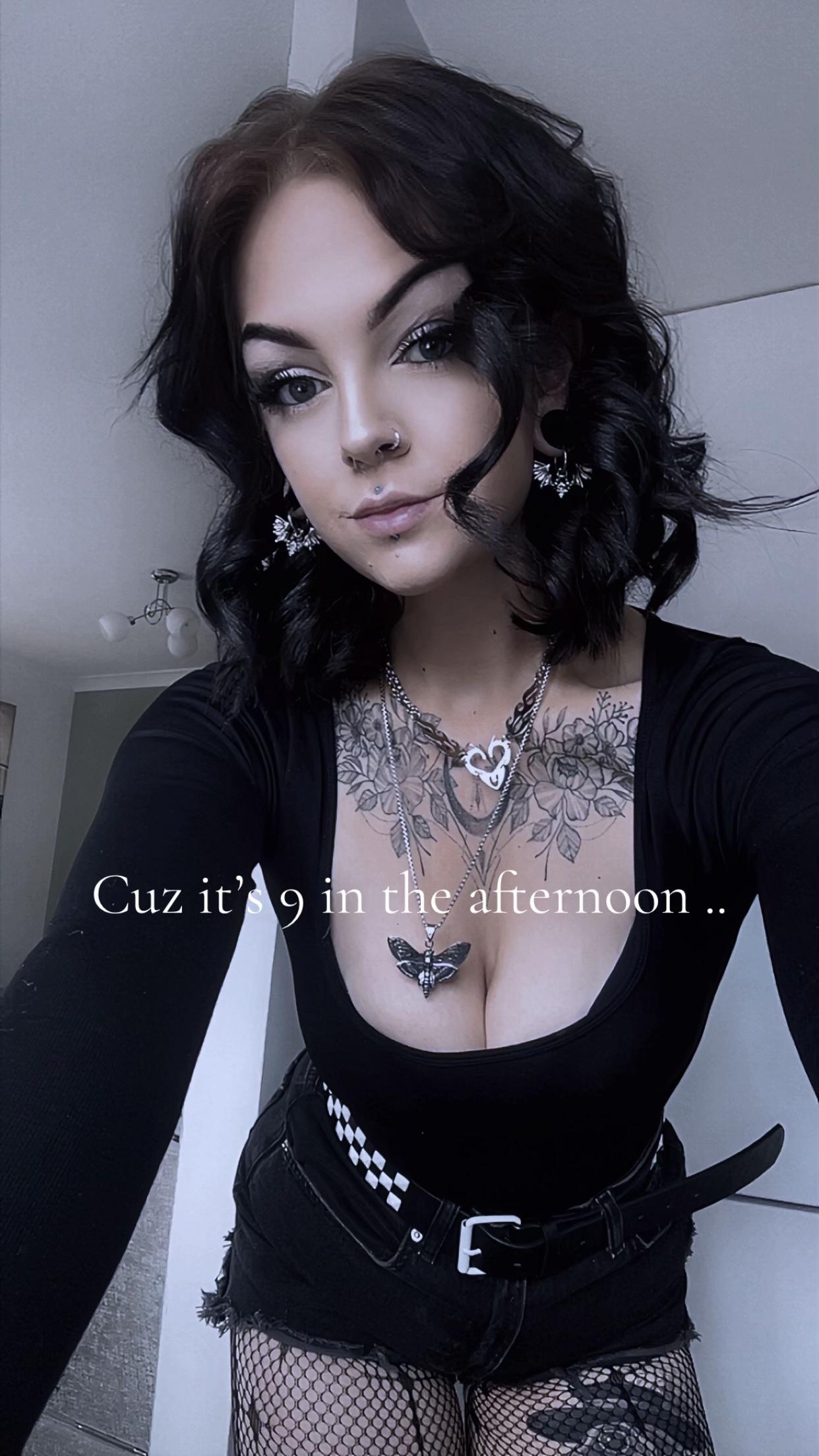 @Holly⛓️🖤