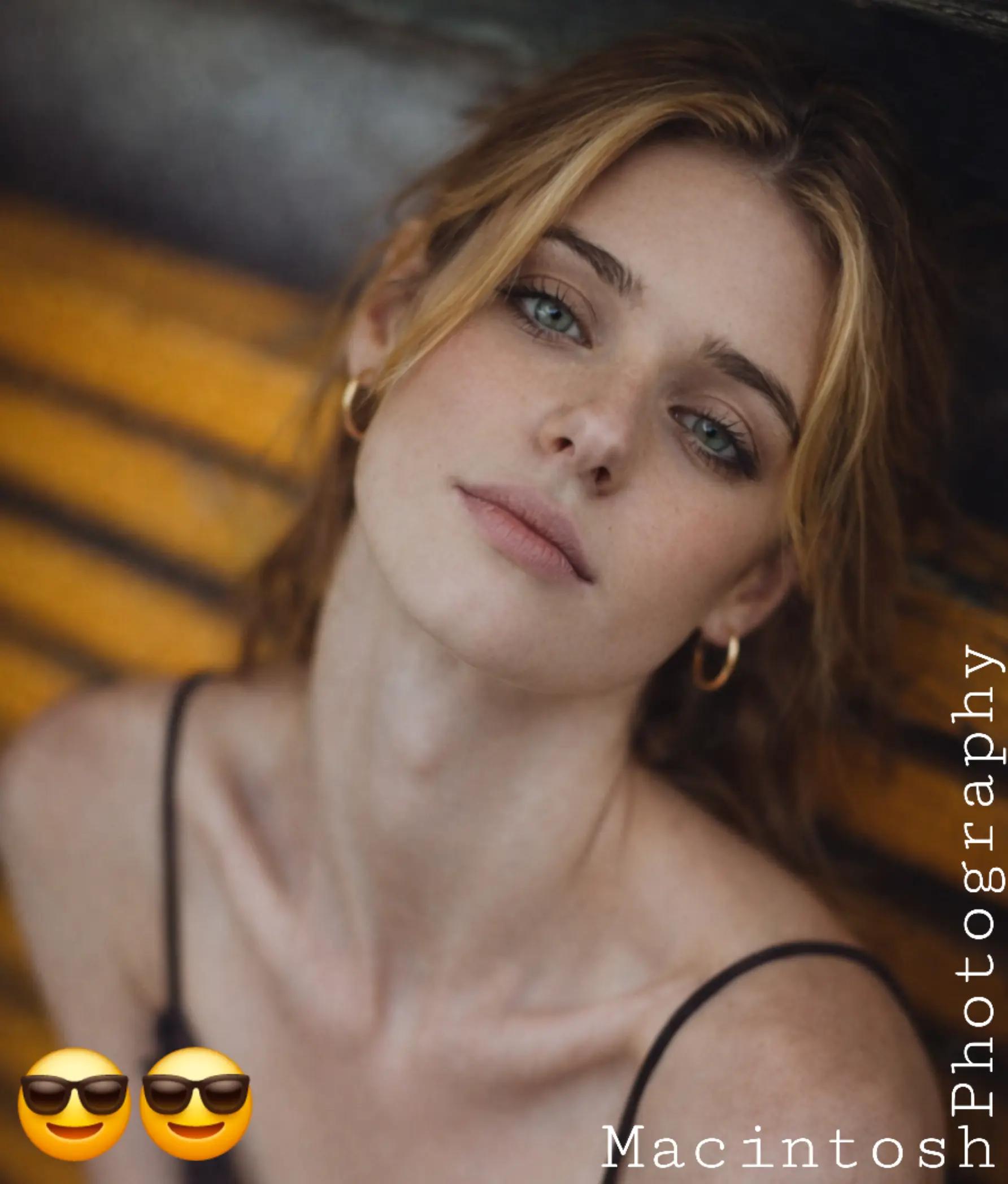 @Female_Neck_Appreciation