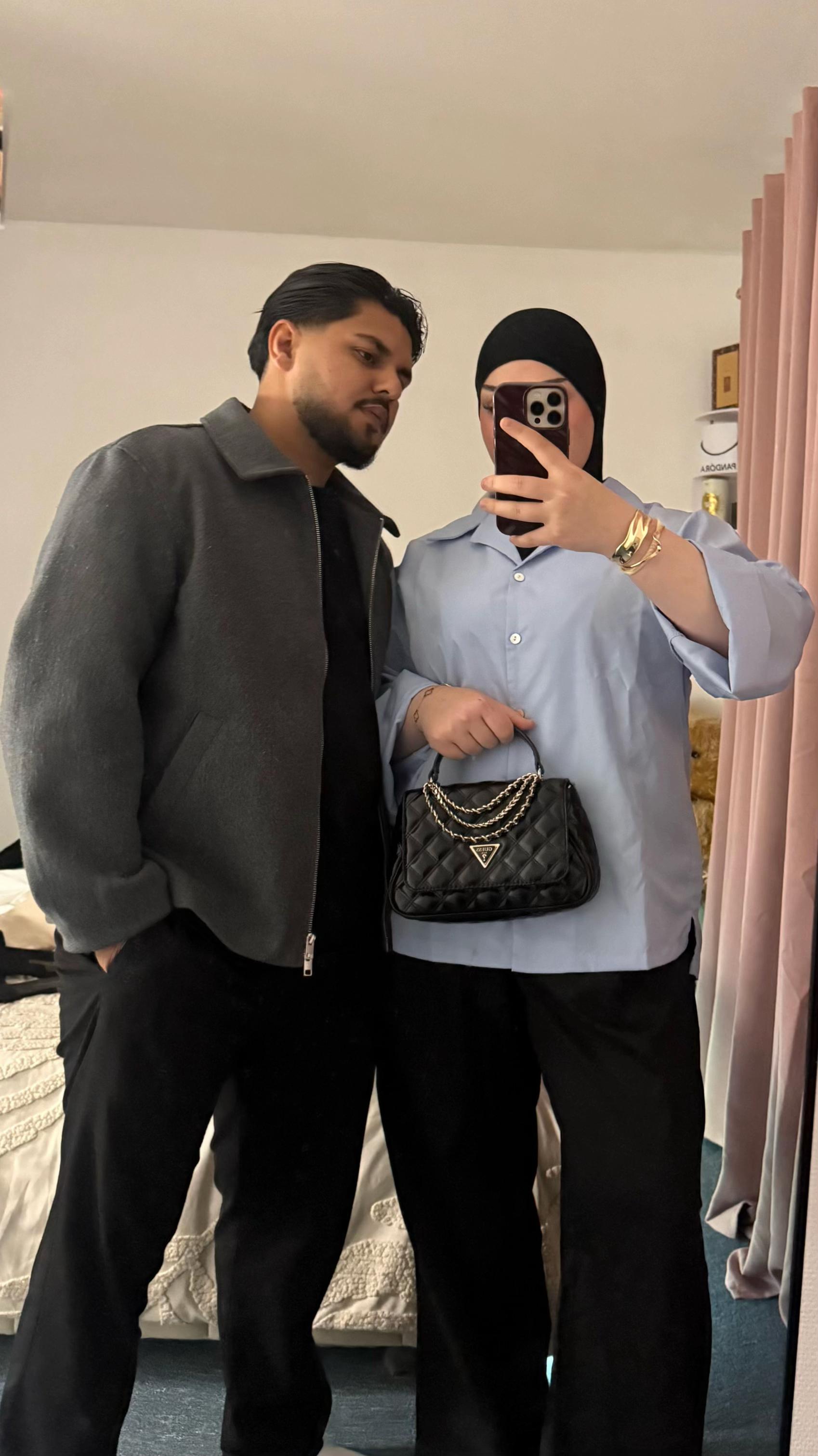 @𝐇