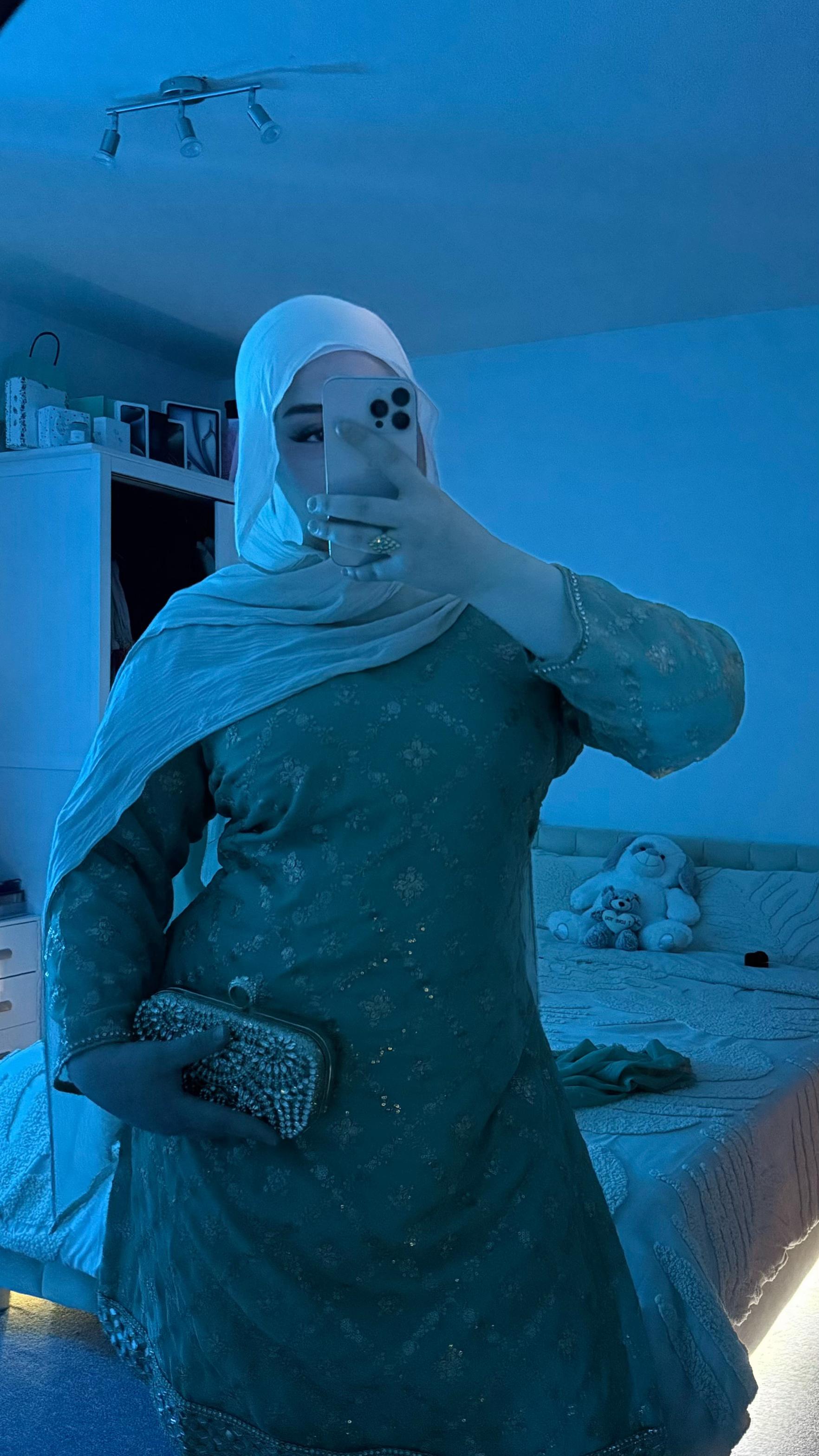 @𝐇