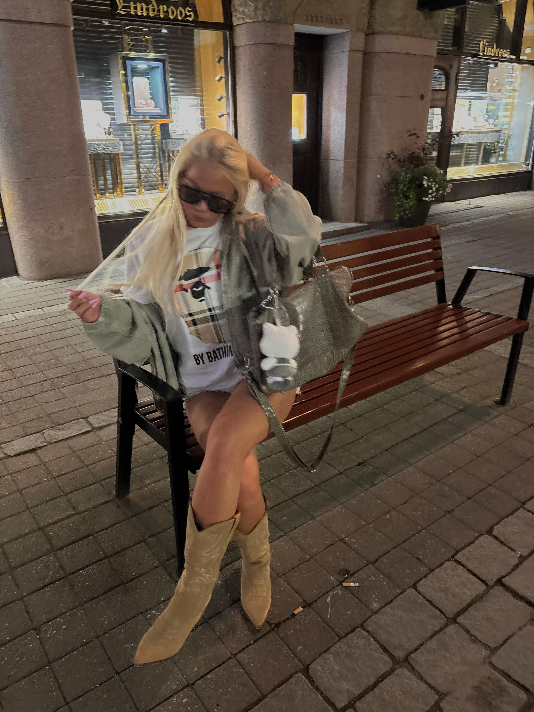 @Ella