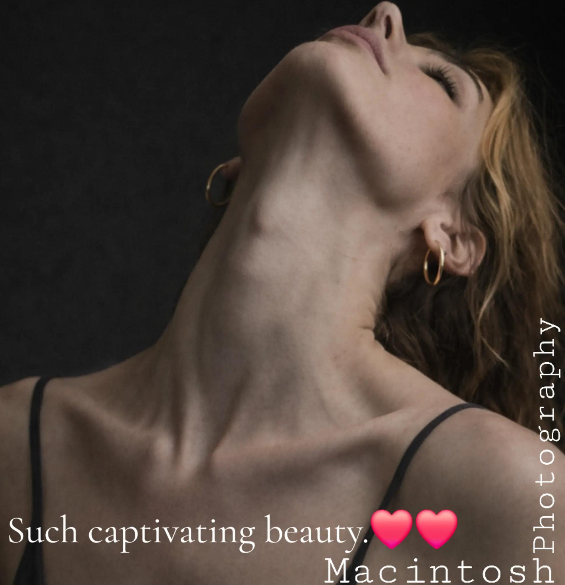 @Female_Neck_Appreciation