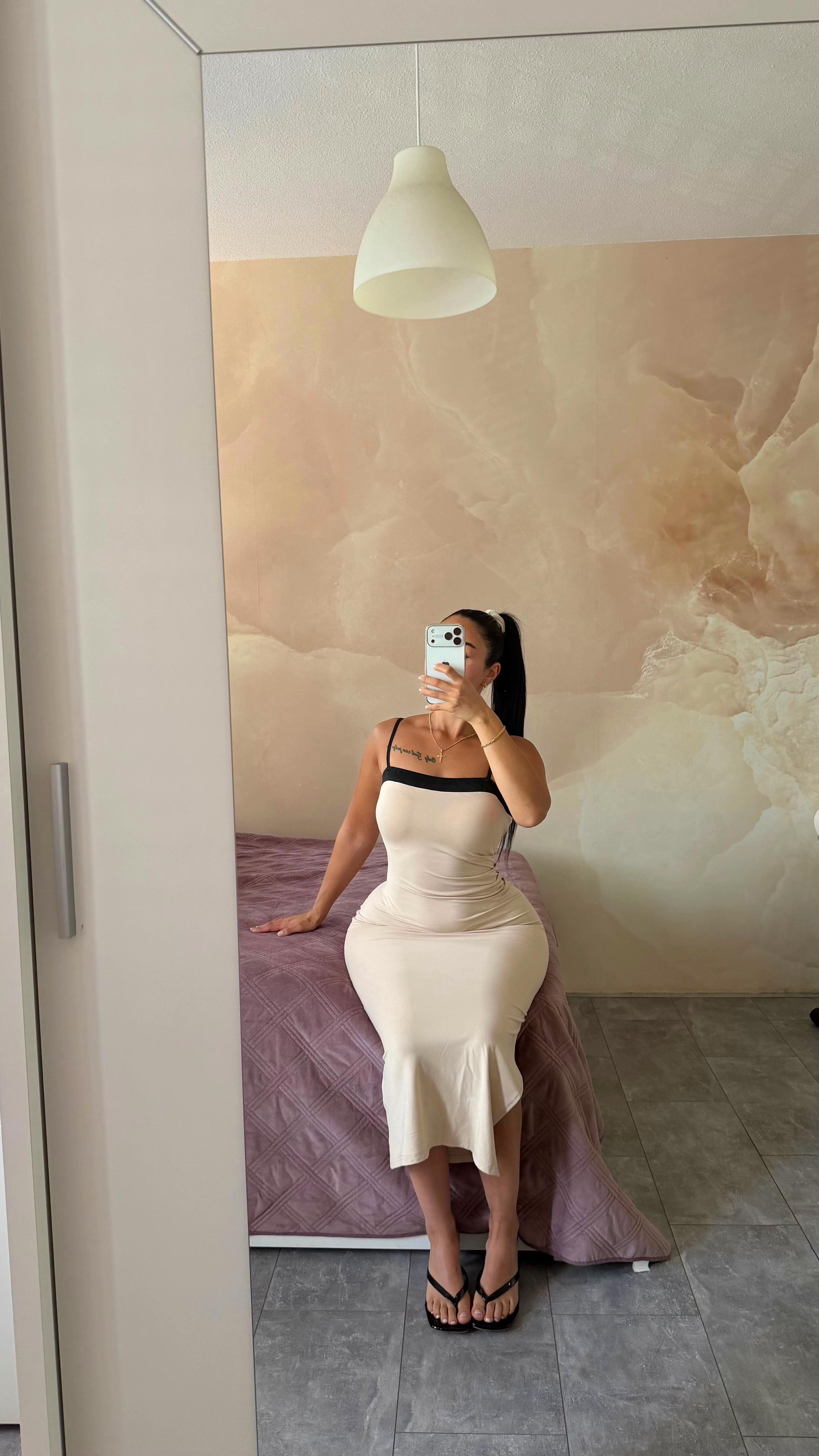 @EllxFit