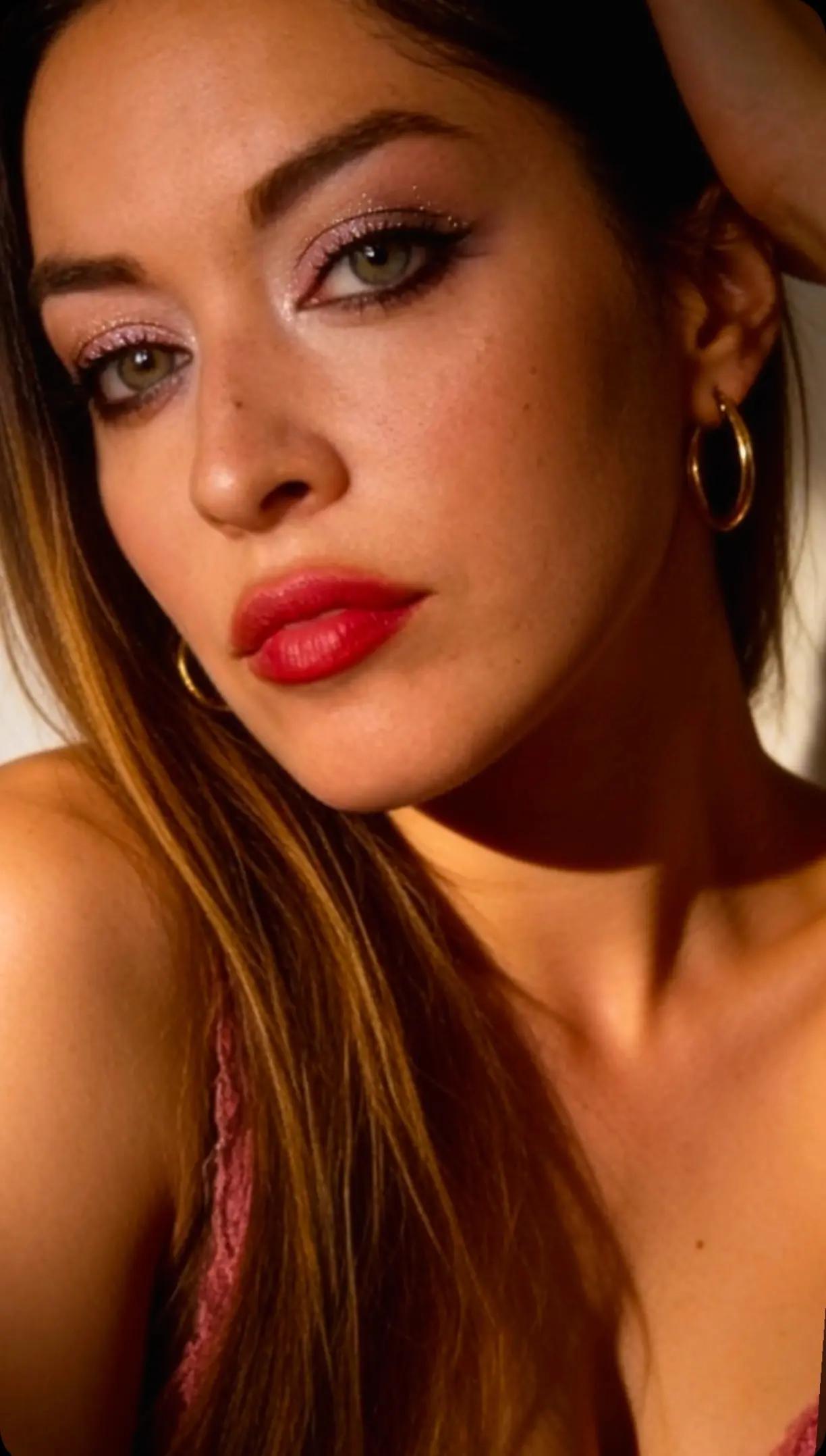 @Simona 💋. Ti segue.