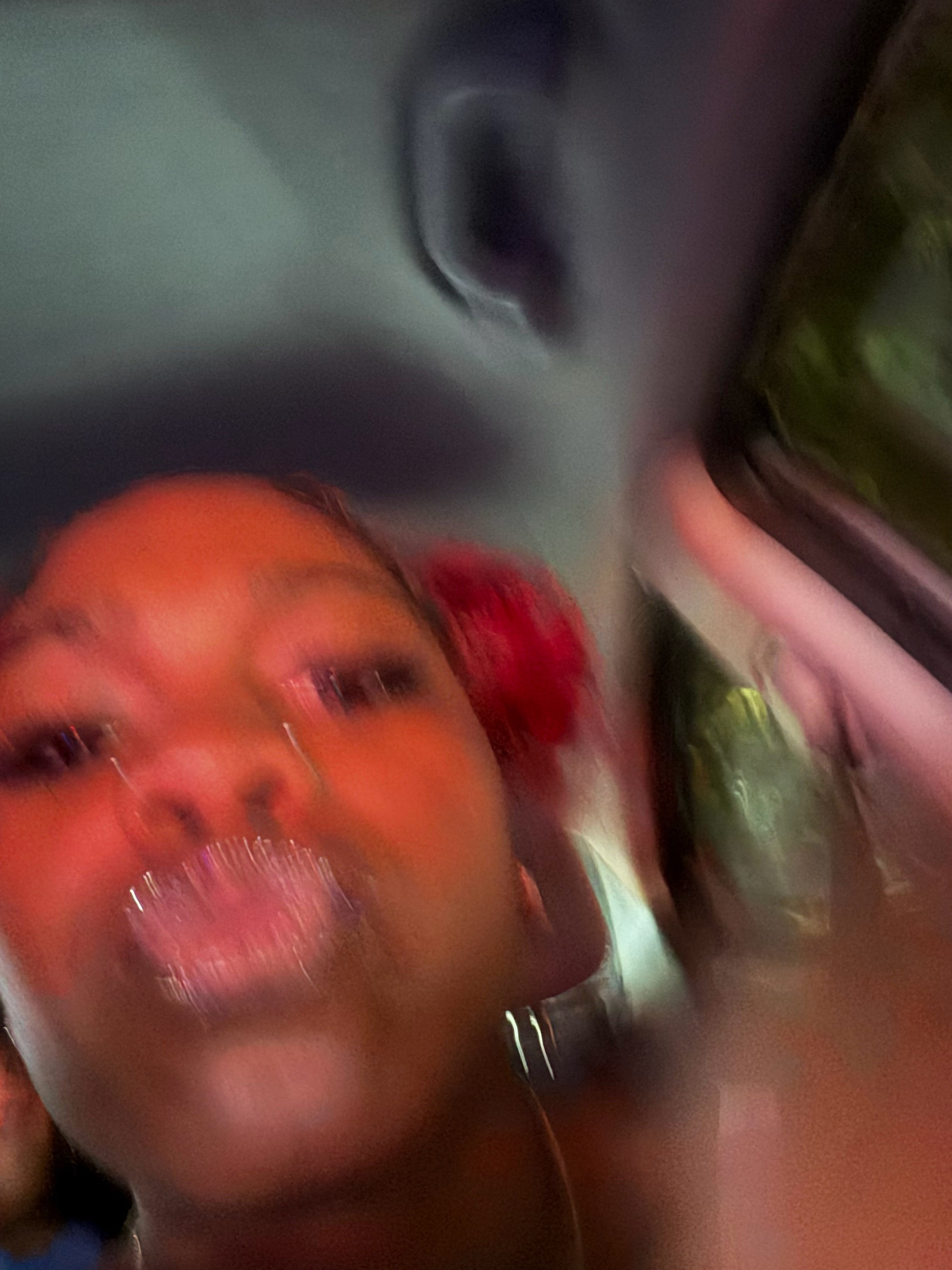 @👩🏾&zwj;❤️&zwj;💋&zwj;👩🏽