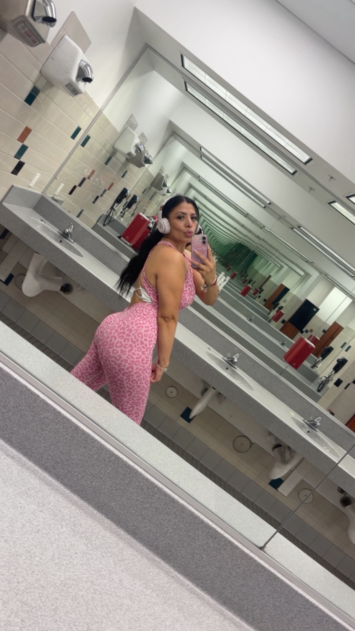 @Victoria Yessica San