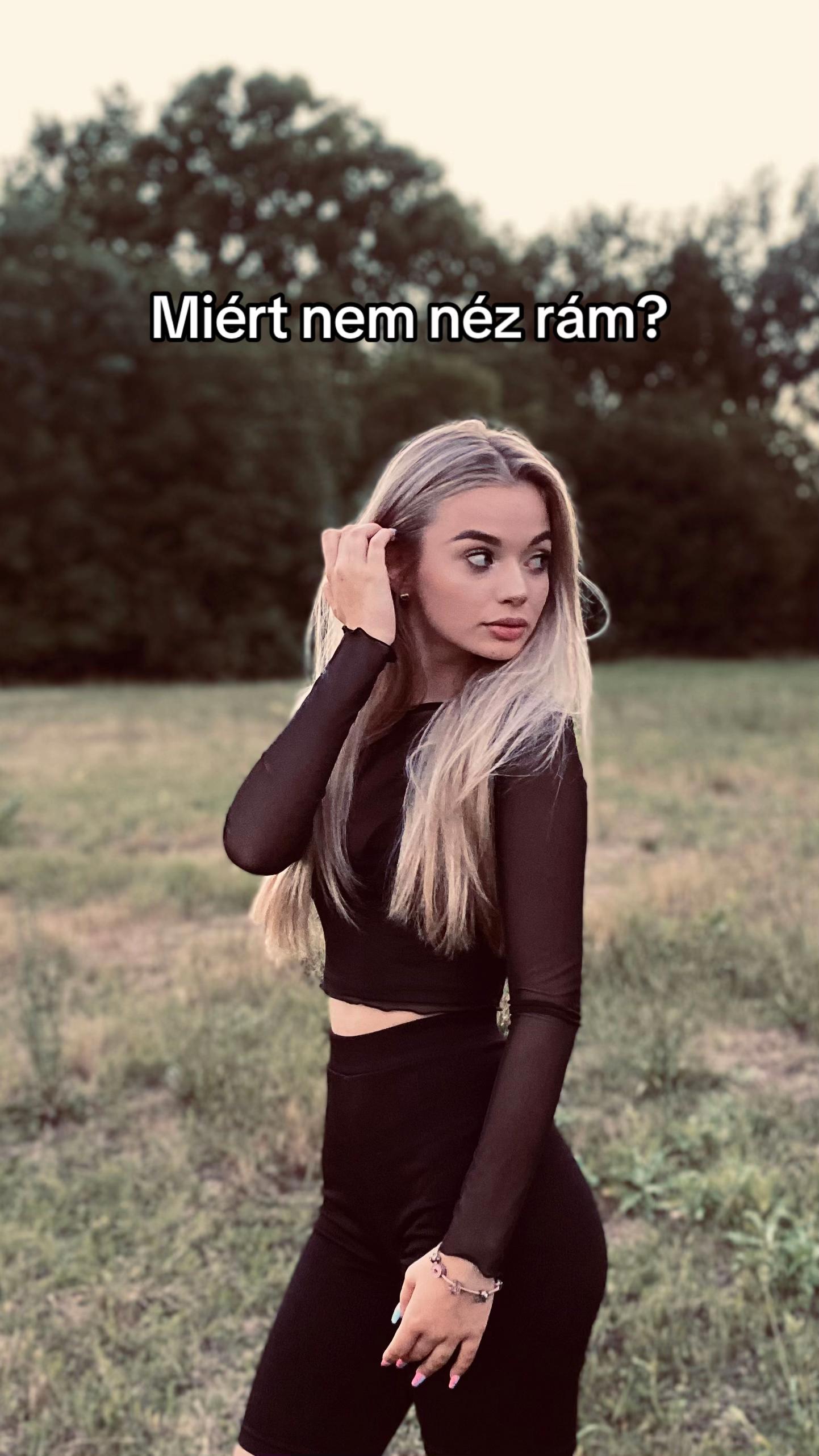 @Hancsi_._