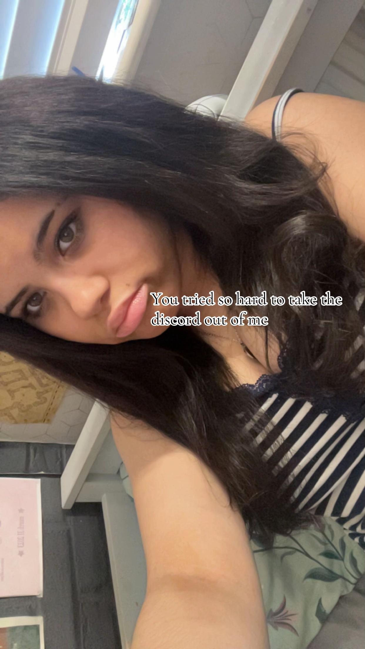 @Ellie🥀