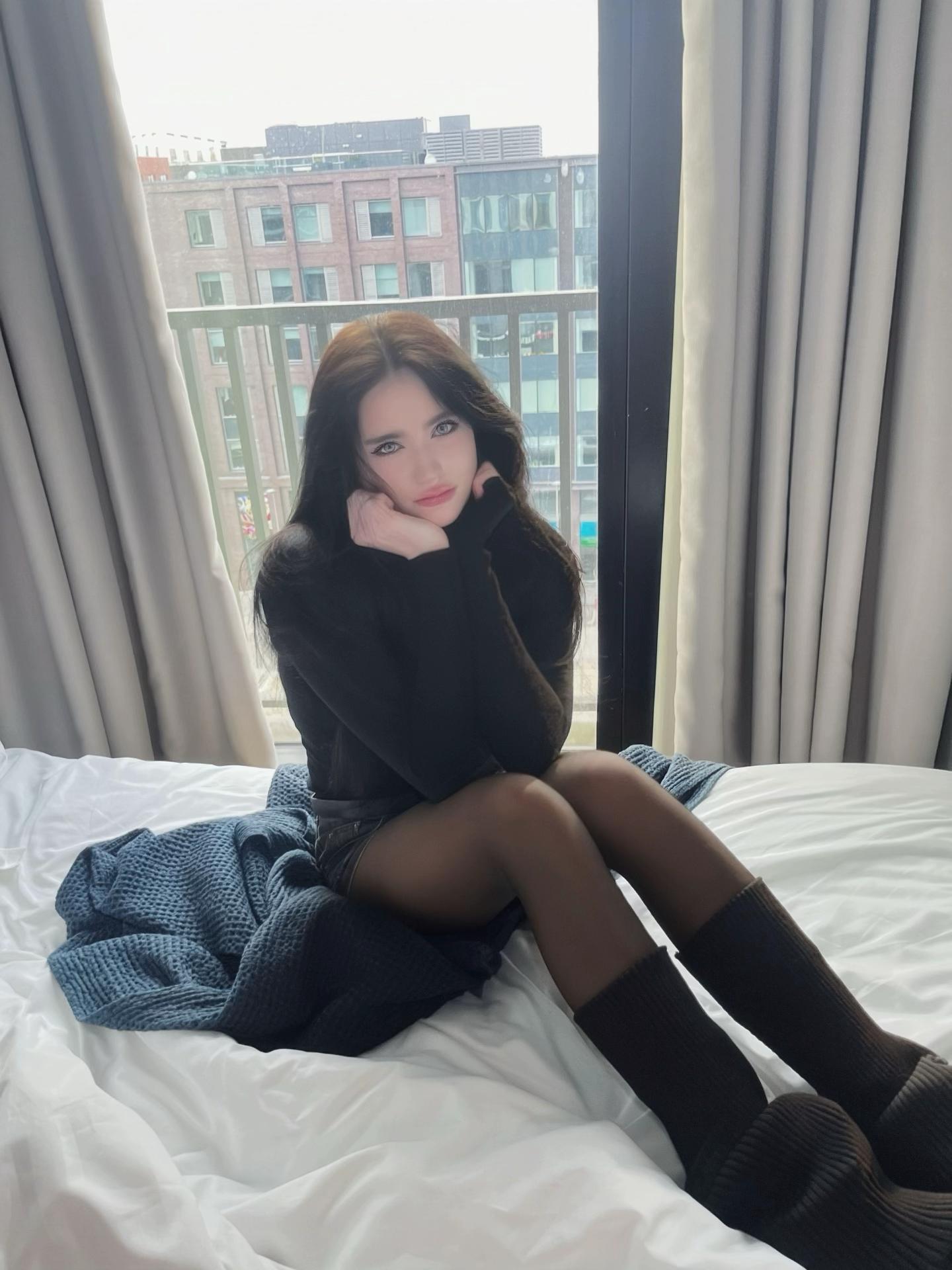 @livingforlola