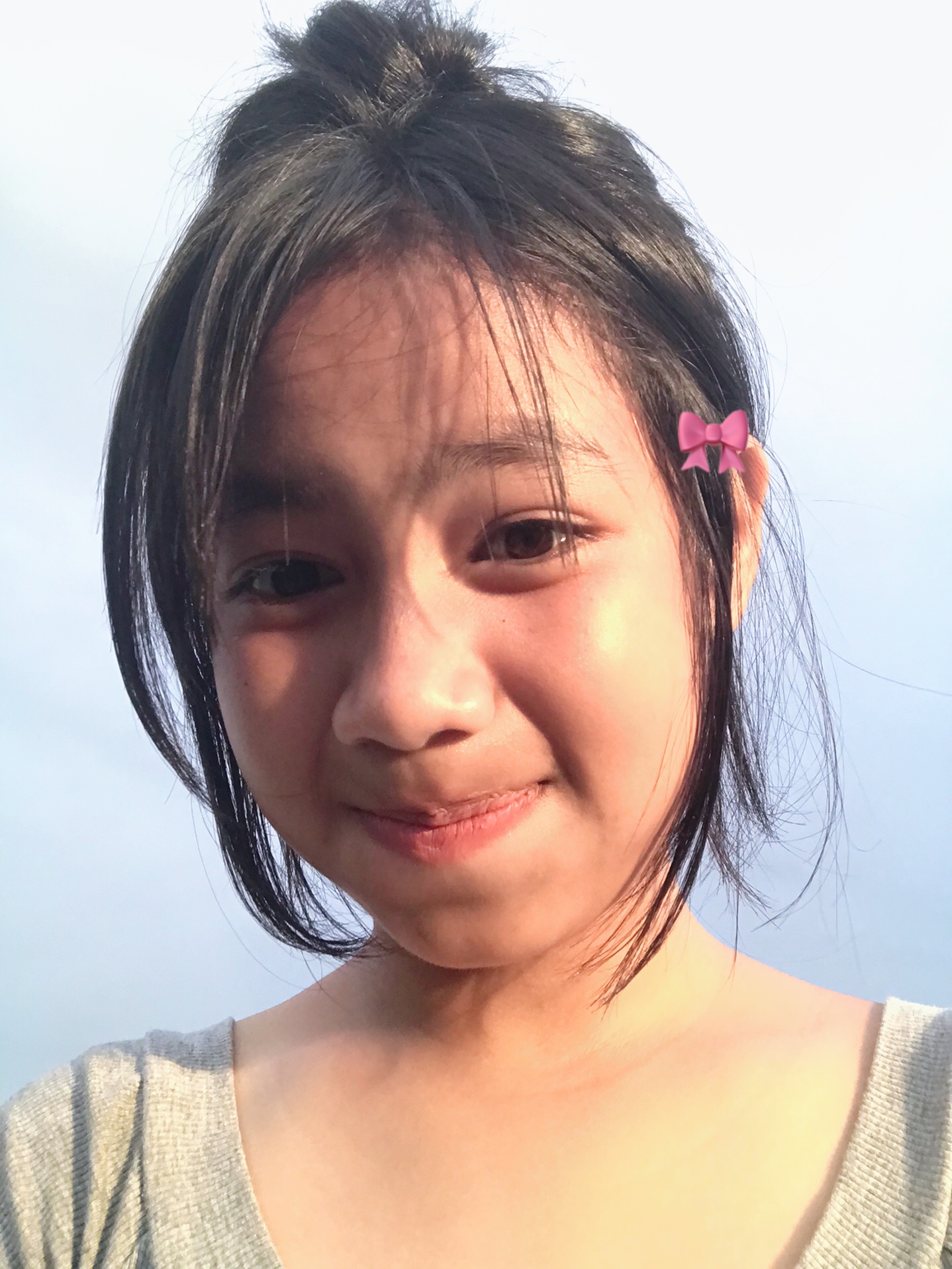 @>,<