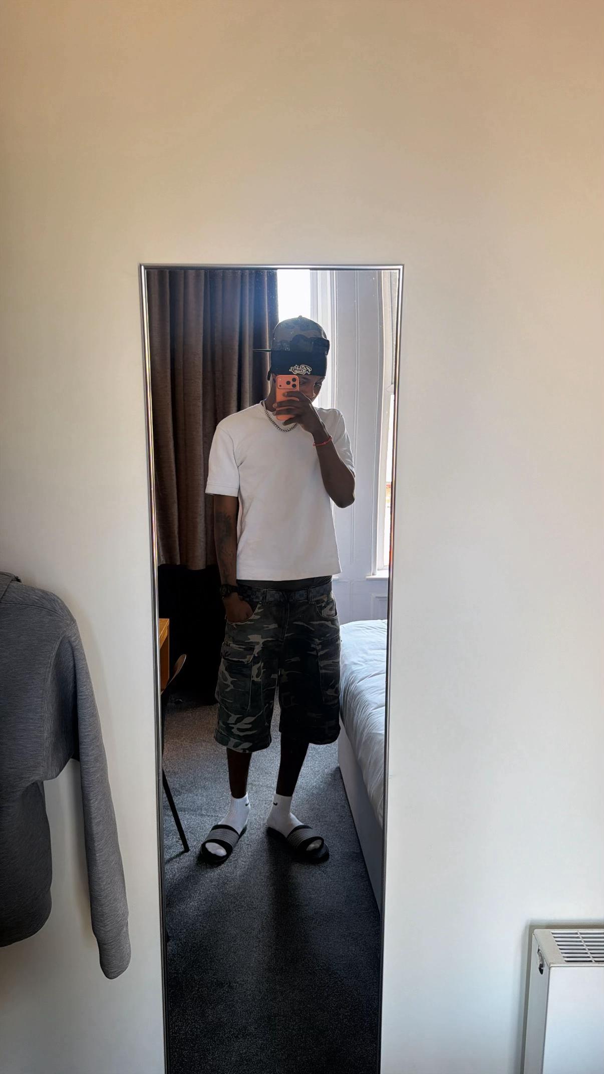 @F<>:)👨&zwj;🦯🧃